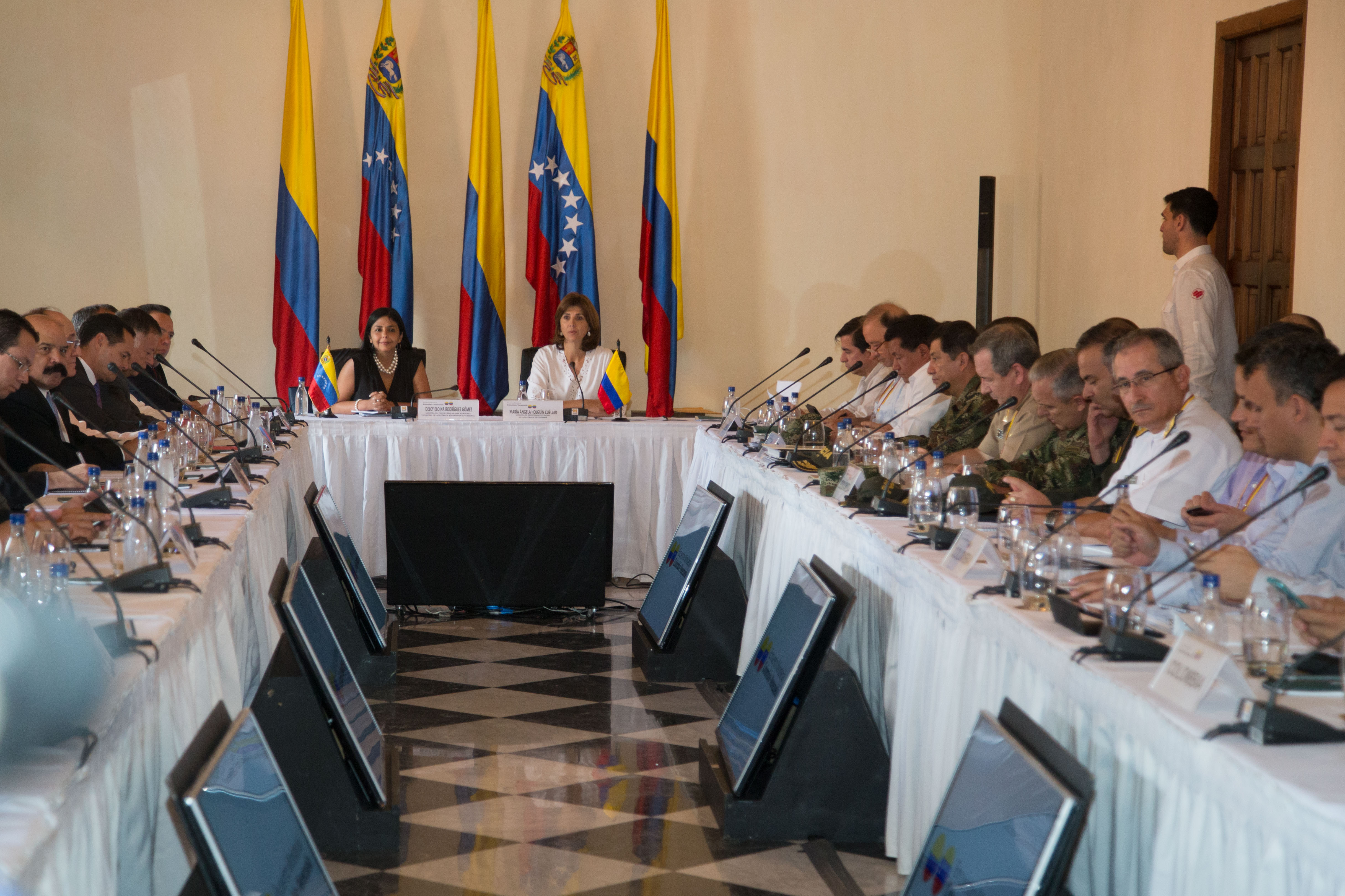 Cancilleres de Colombia y Venezuela instalaron reunión en Cartagena