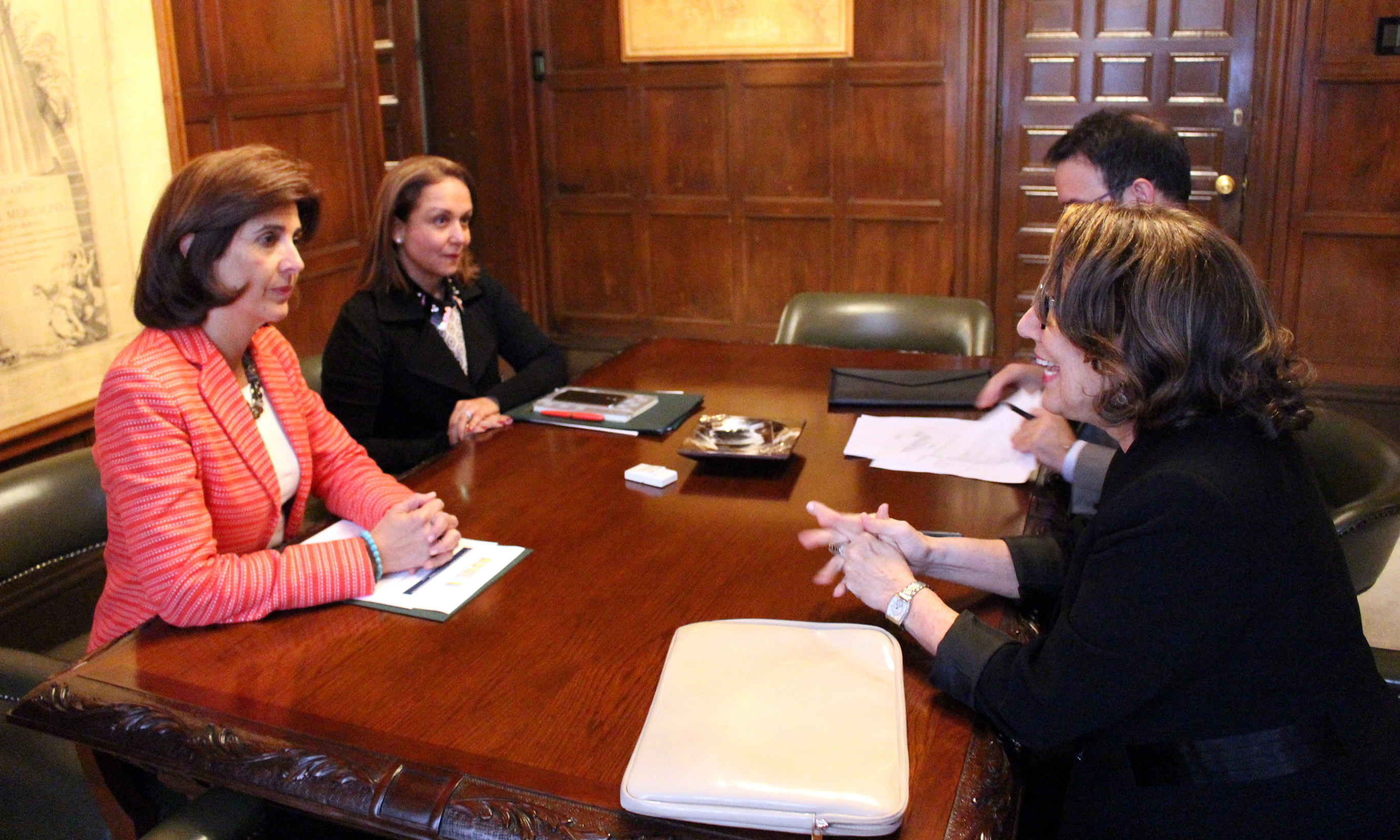 Canciller Holguín se reunió en el Palacio de San Carlos con la Secretaria General Iberoamericana, Rebeca Grynspan