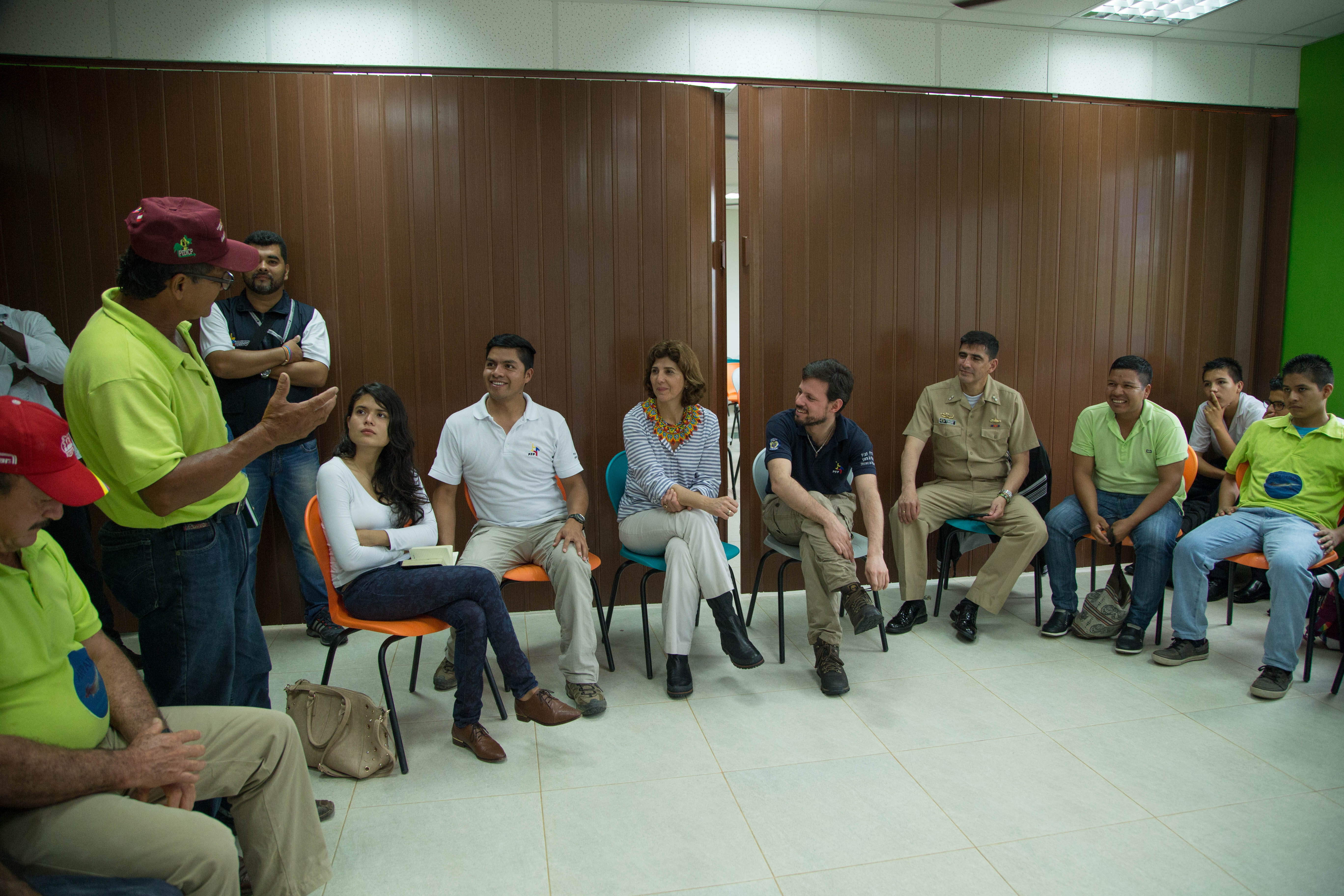 Canciller Holguín en su encuentro con los beneficiarios del proyecto piscícola realizado por el PFP en Puerto Leguízamo