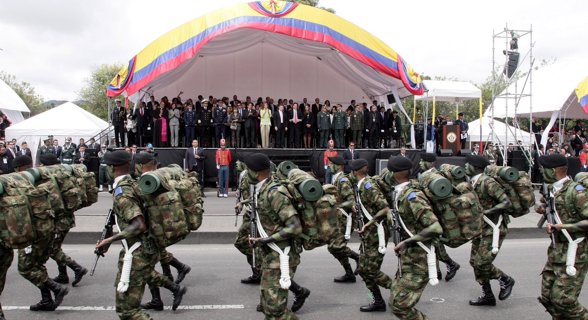 Foto | OP Cancillería - Las Fuerzas Militares y la Policía Nacional, marchando en la ciudad de Bogotá. 