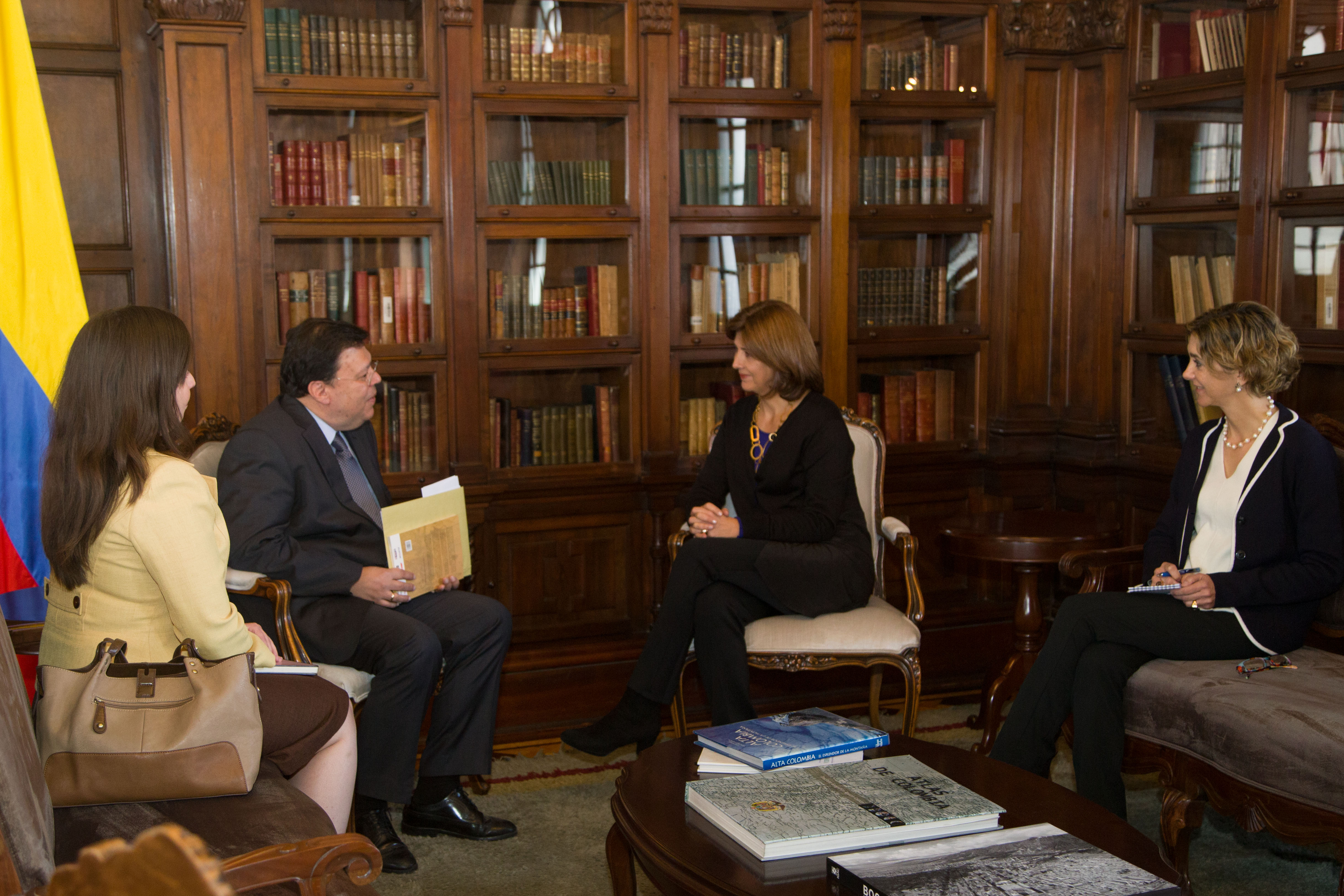 Canciller María Ángela Holguín recibió las copias de cartas credenciales del nuevo Embajador de El Salvador en Colombia