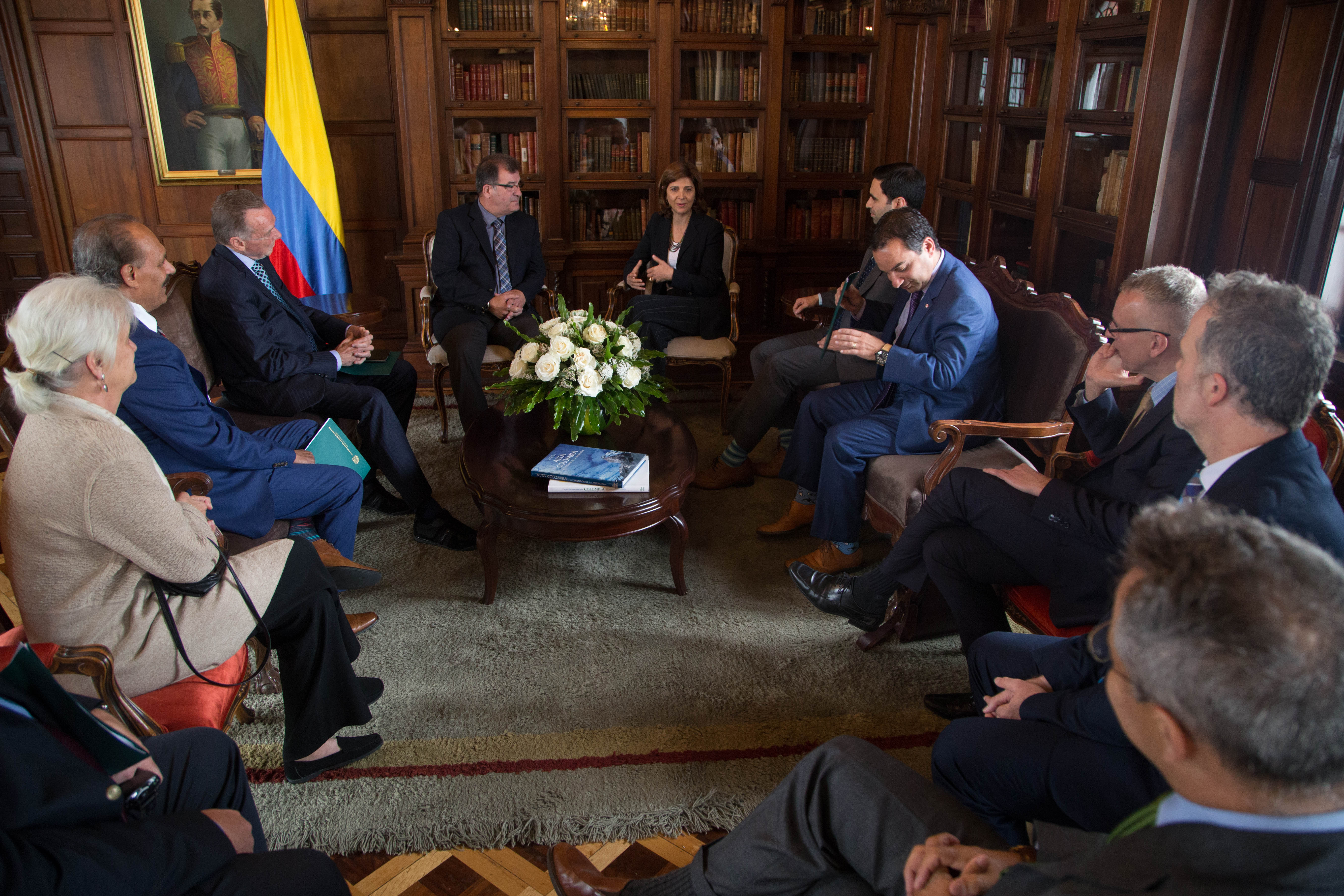Canciller Holguín se reunió con Parlamentarios de Canadá para revisar estado actual en materia de cooperación bilateral