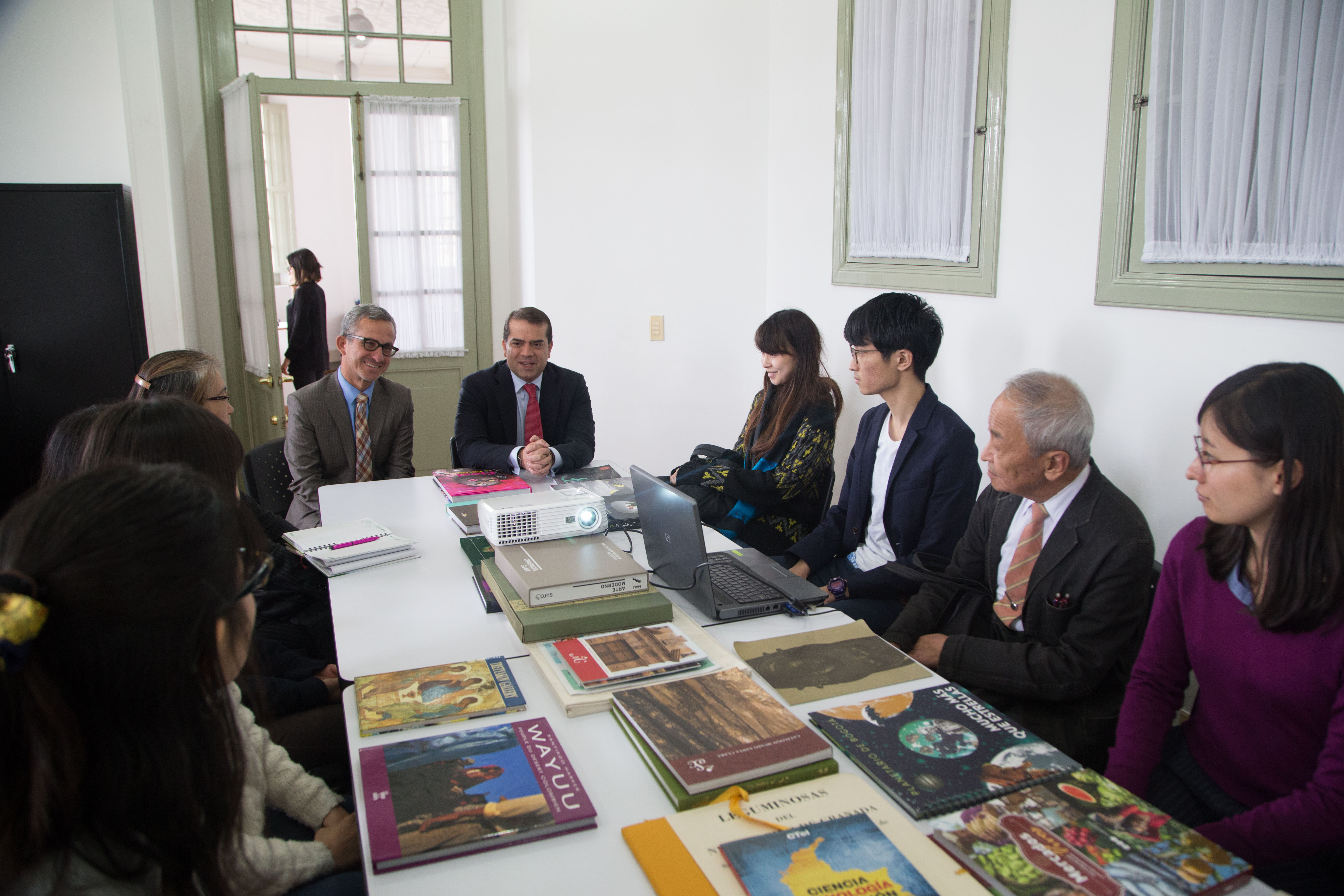 El Ministerio de Relaciones Exteriores recibió a estudiantes de las universidades de Sofía y de Nanzan del Japón