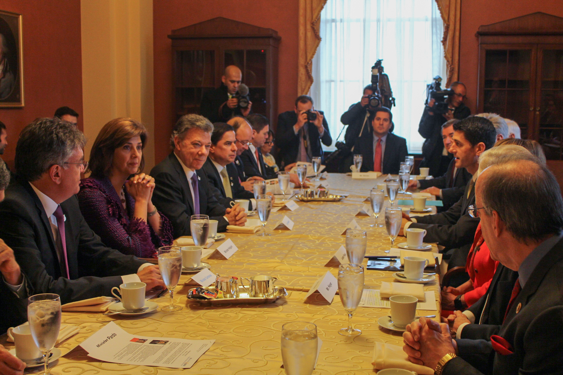 Canciller y Presidente se reunieron con el portavoz del partido Republicano, Paul Ryan; la líder de la minoría Demócrata, Nancy Pelosi, y otros líderes de la Cámara de Representantes de EE.UU.