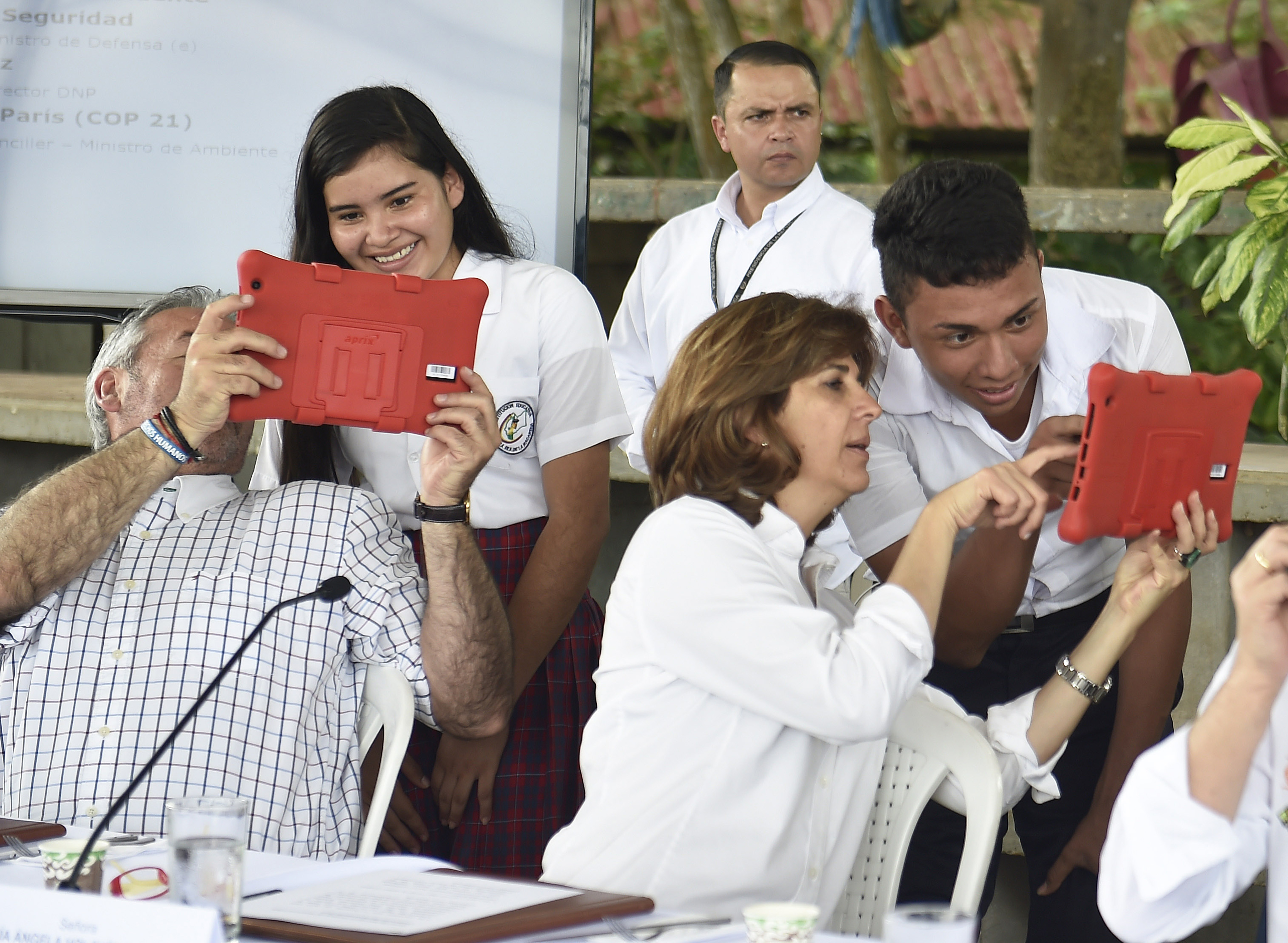 Durante el Consejo de Ministros que esta vez se realizó en el departamento del Meta, bajo el liderazgo del Presidente Juan Manuel Santos, la Canciller Holguín habló del Acuerdo de París sobre cambio climático y afirmó que Colombia se comprometió a reducir en 20% las emisiones de gas del efecto invernadero