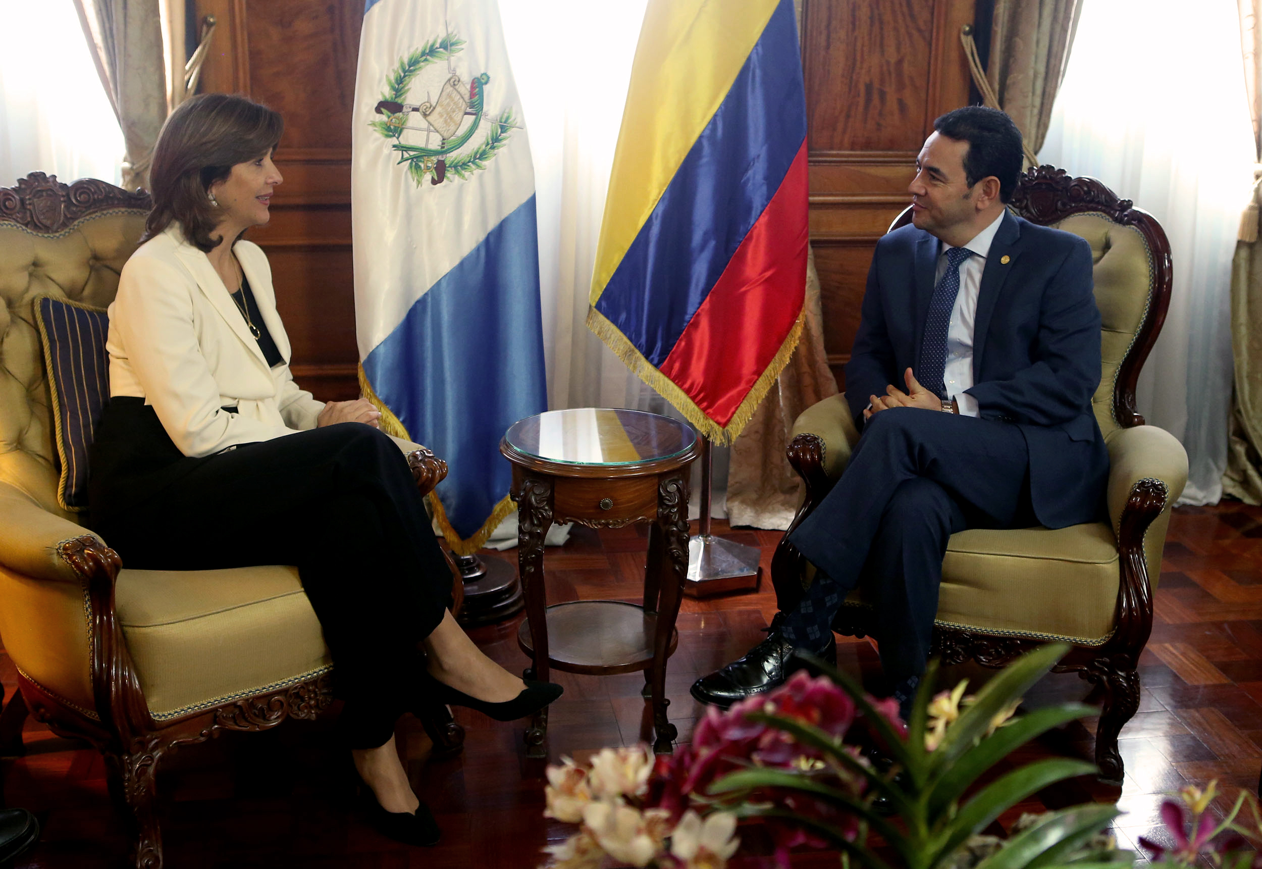 En el Palacio de Gobierno de Guatemala, el Presidente Jimmy Morales Cabrera y el Ministro de Relaciones Exteriores, Carlos Raúl Morales, se reunieron con la Ministra de Relaciones Exteriores de Colombia, María Ángela Holguín.