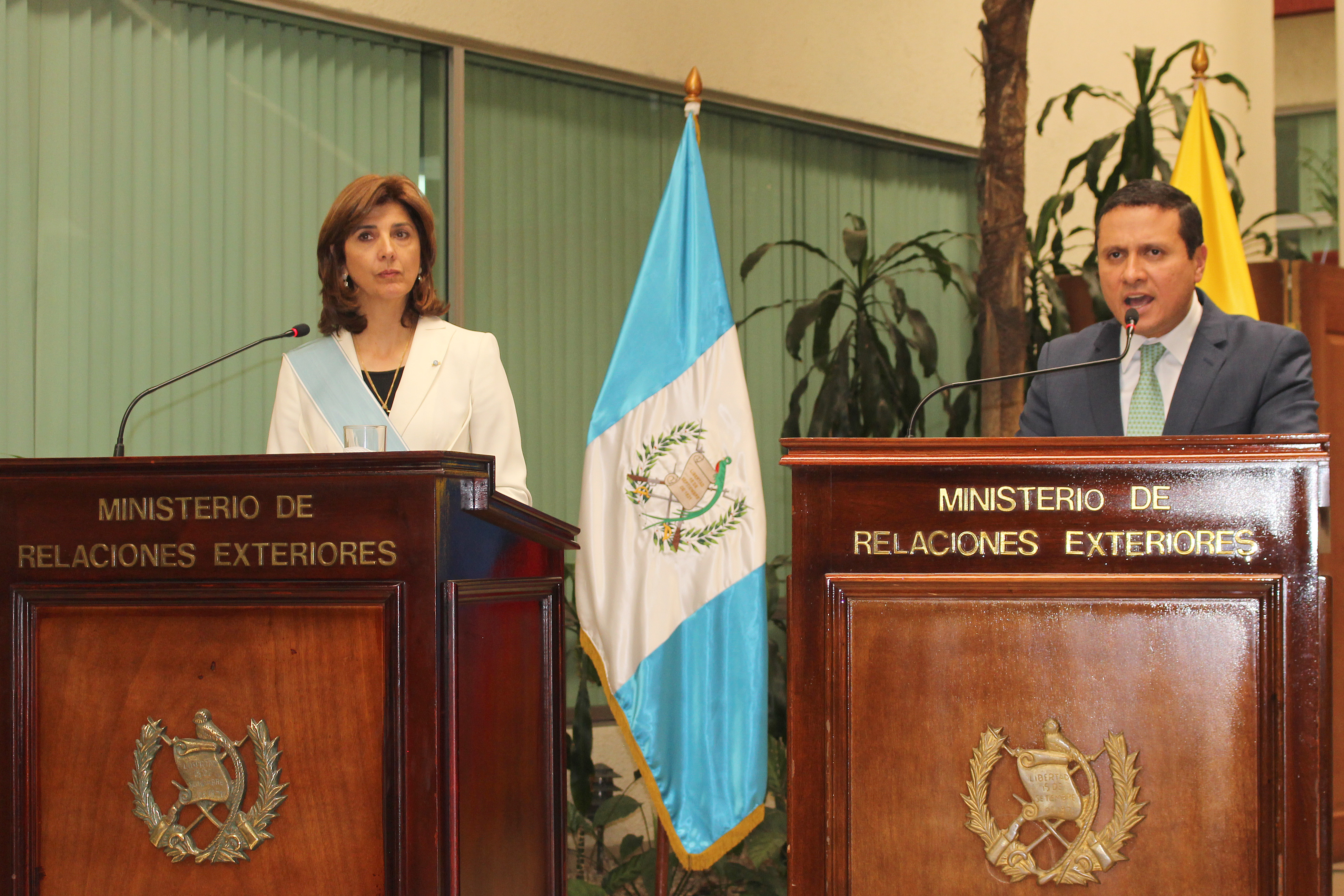 La Ministra de Relaciones Exteriores, María Ángela Holguín, aseguró que Colombia quiere apoyar al Gobierno de Guatemala en el desarrollo de proyectos que permitan “mejorar la calidad de la población” y destacó que “estamos identificando proyectos para trabajar en los próximos meses”.