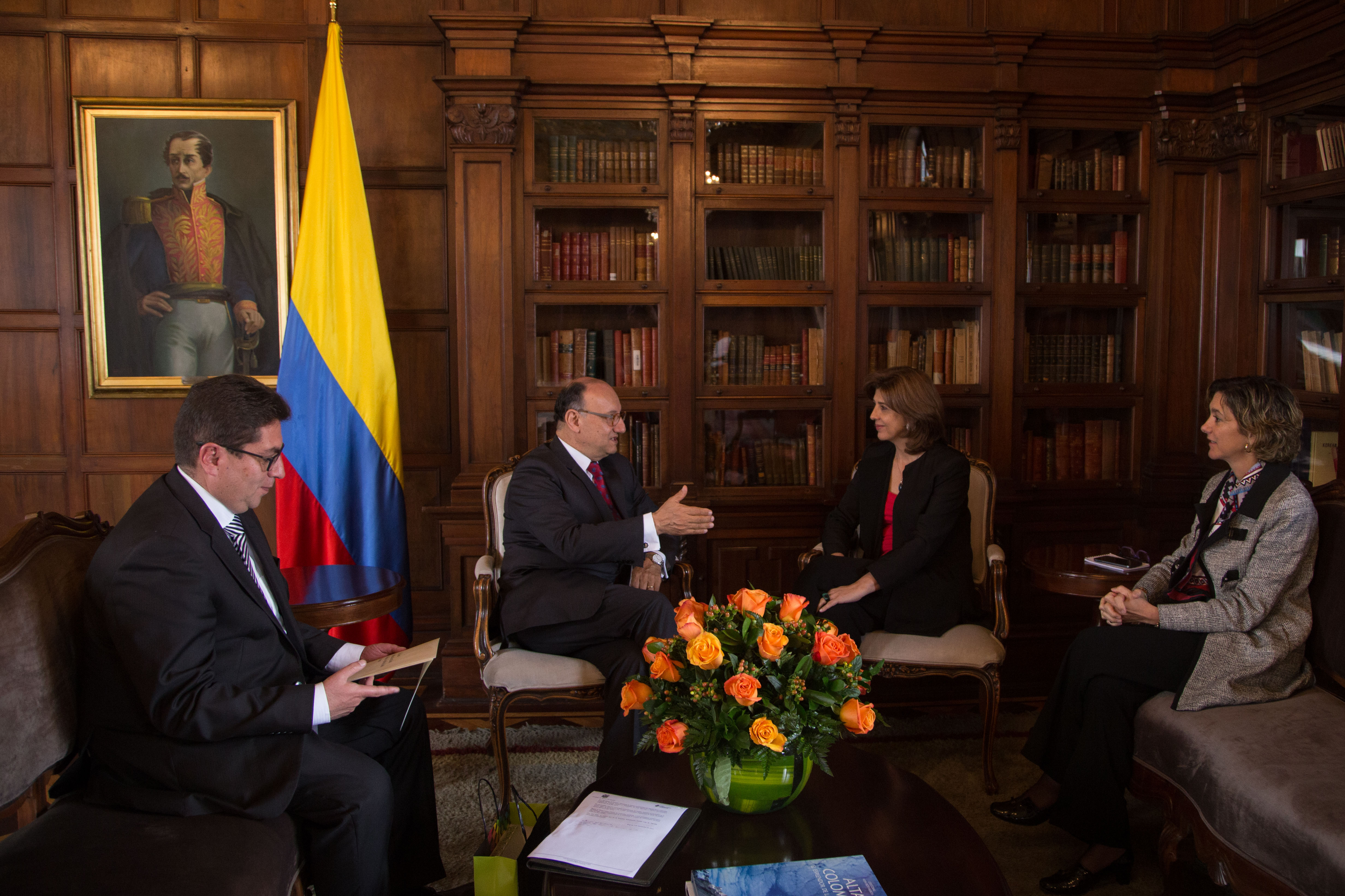 Canciller María Ángela Holguín recibió las copias de cartas credenciales del nuevo Embajador de Ecuador en Colombia