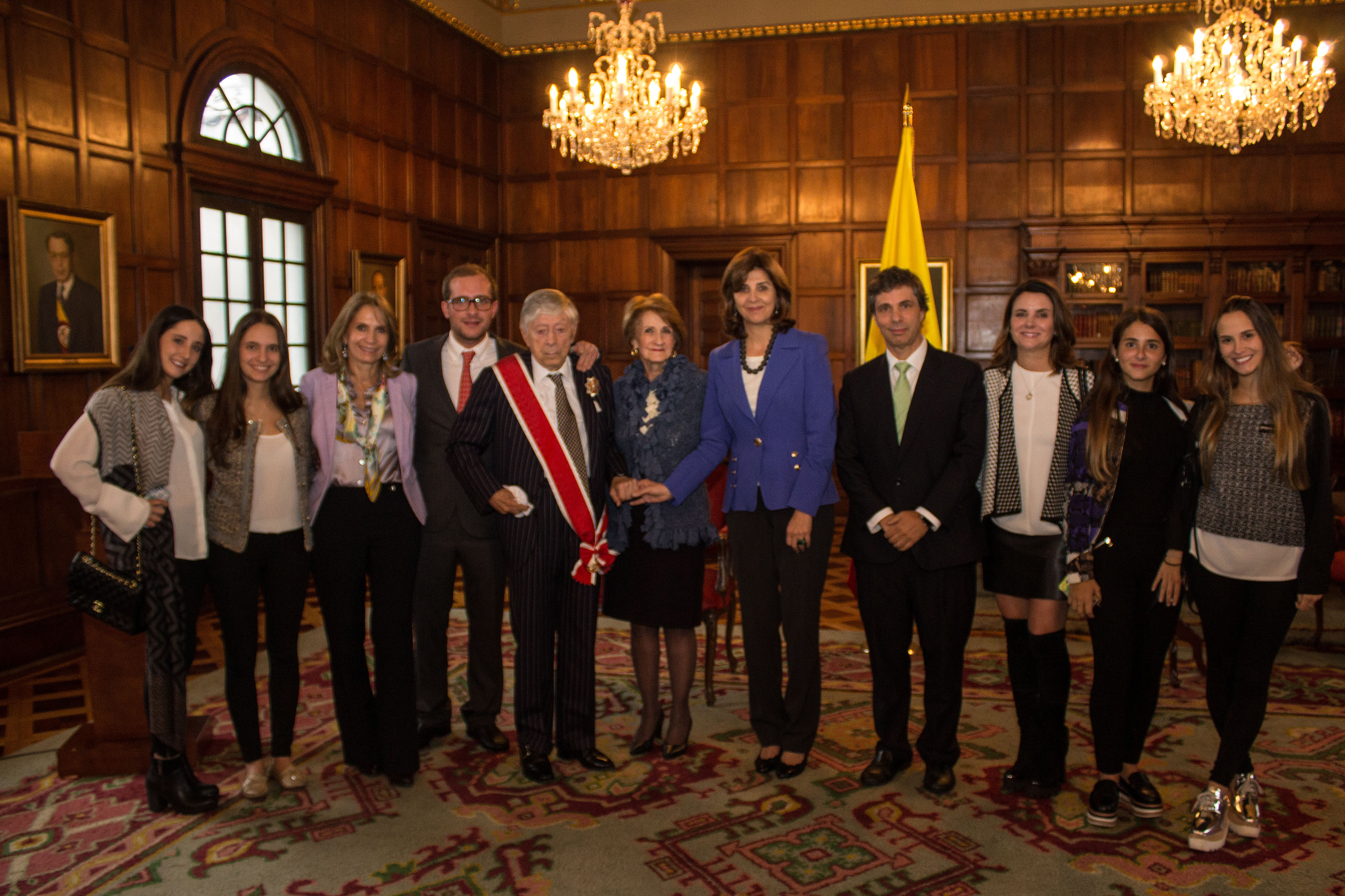 La Canciller Holguín entregó la Orden Nacional al Mérito al Embajador Manuel Sanz de Santamaría Mallarino
