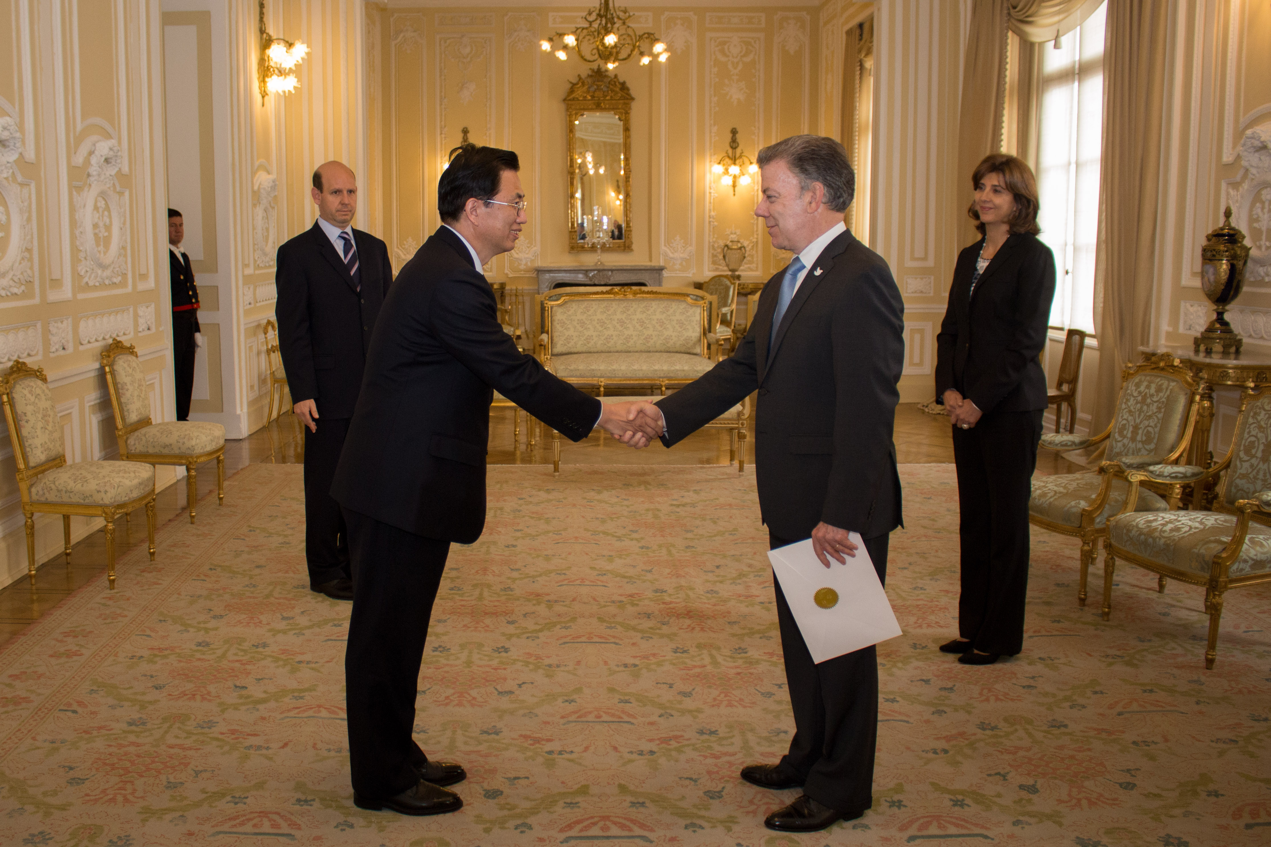 Canciller Holguín acompañó entrega de Cartas Credenciales del nuevo Embajador de Corea en Colombia al Presidente