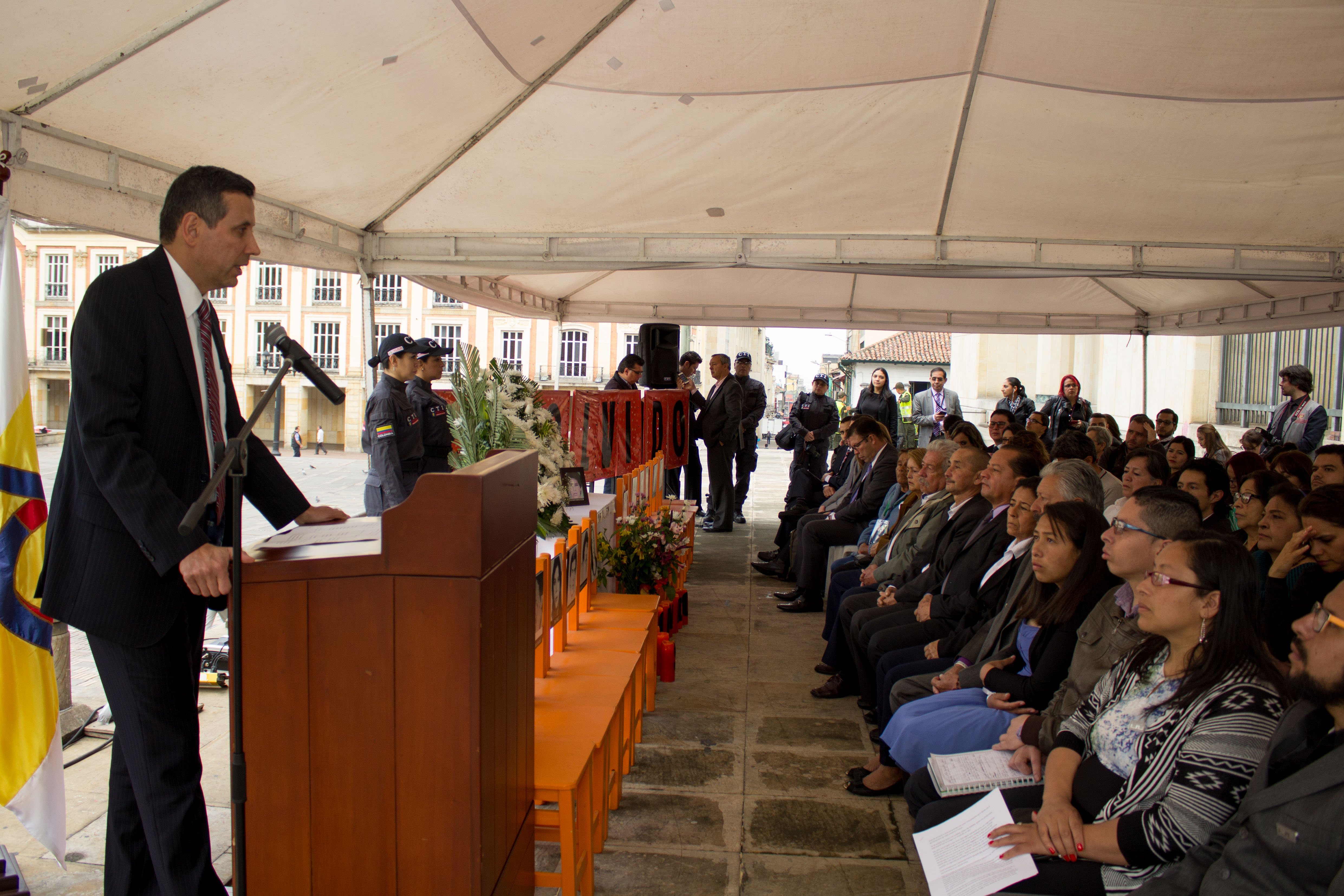 El Viceministro de Asuntos Multilaterales de la Cancillería, Francisco Javier Echeverri, participó en el acto formal de entrega de restos mortales de la señora Luz Mary Portela León, víctima directa de los hechos del Palacio de Justicia ocurridos en 1985.