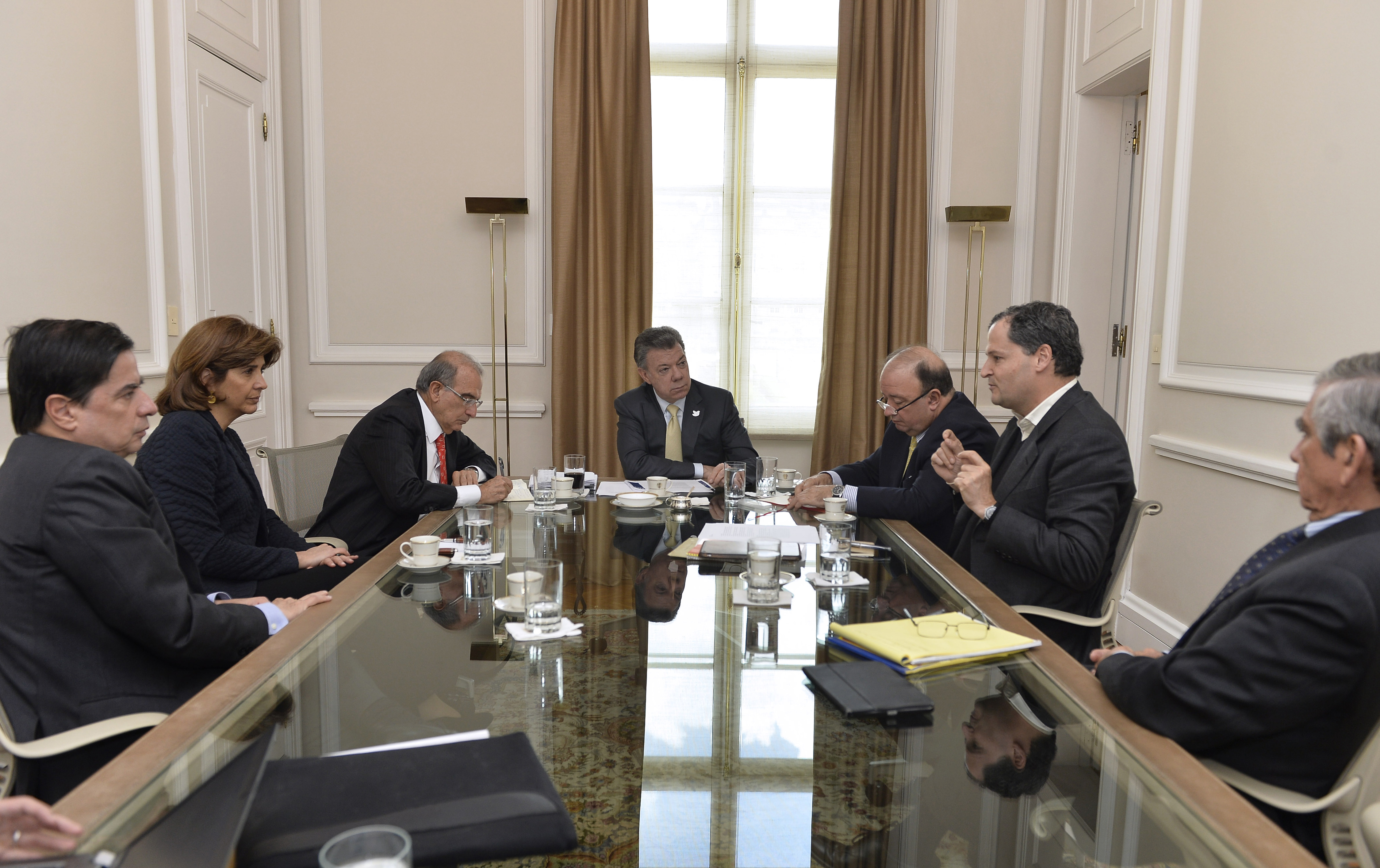 Canciller María Ángela Holguín participó en la reunión que sostuvo el Presidente Juan Manuel Santos con Equipo Negociador