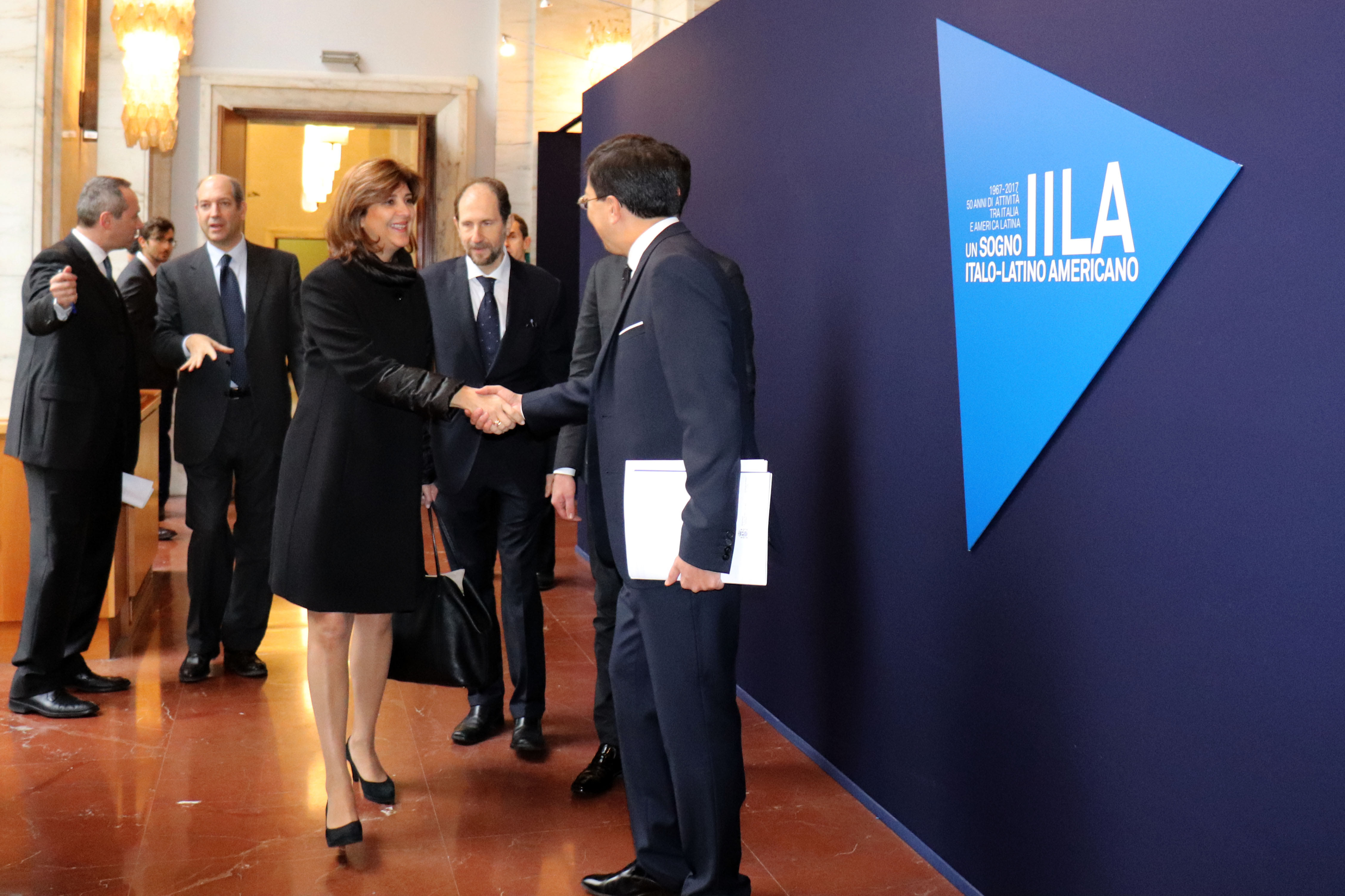 Representantes de gobiernos latinoamericanos, entre ellos la Canciller María Ángela Holguín, asisten a la VIII Conferencia Italia – América Latina y el Caribe