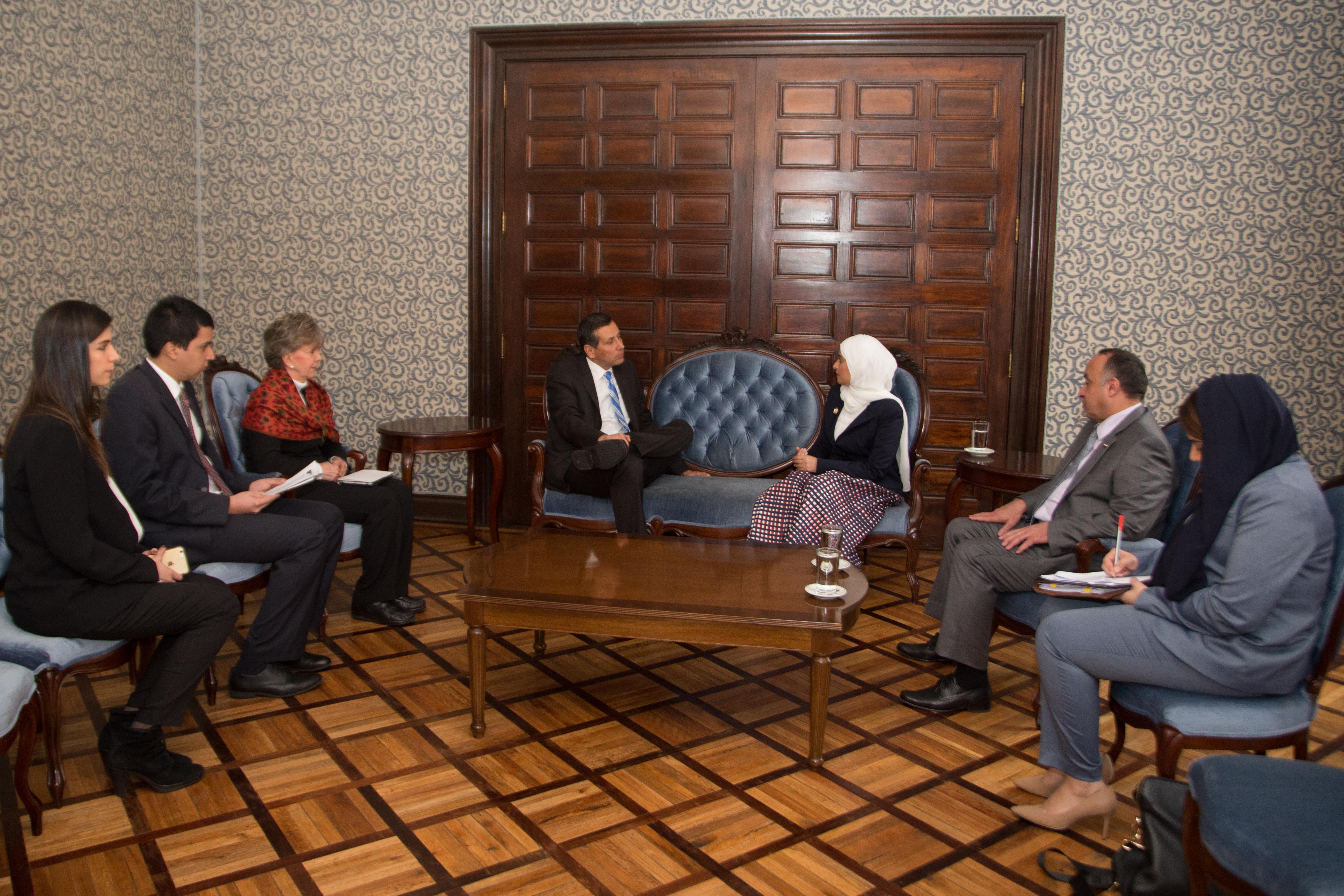 Viceministro de Asuntos Multilaterales se reunió con la Ministra de la Felicidad y Directora de la Oficina del Primer Ministro de los Emiratos 
