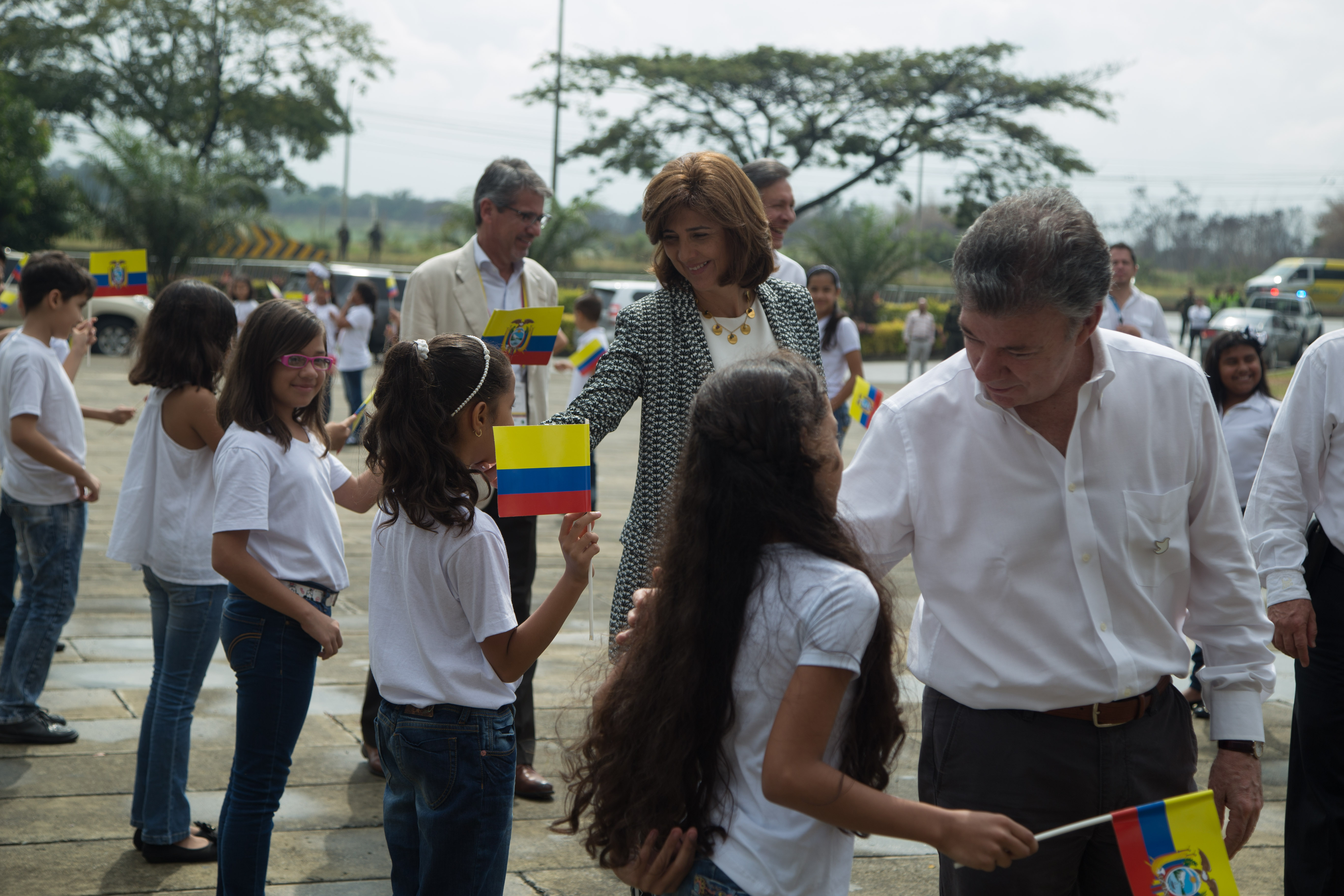 La Ministra de Cultura le explicó al Presidente Correa una dulce tradición vallecaucana: regalar macetas a los ahijados