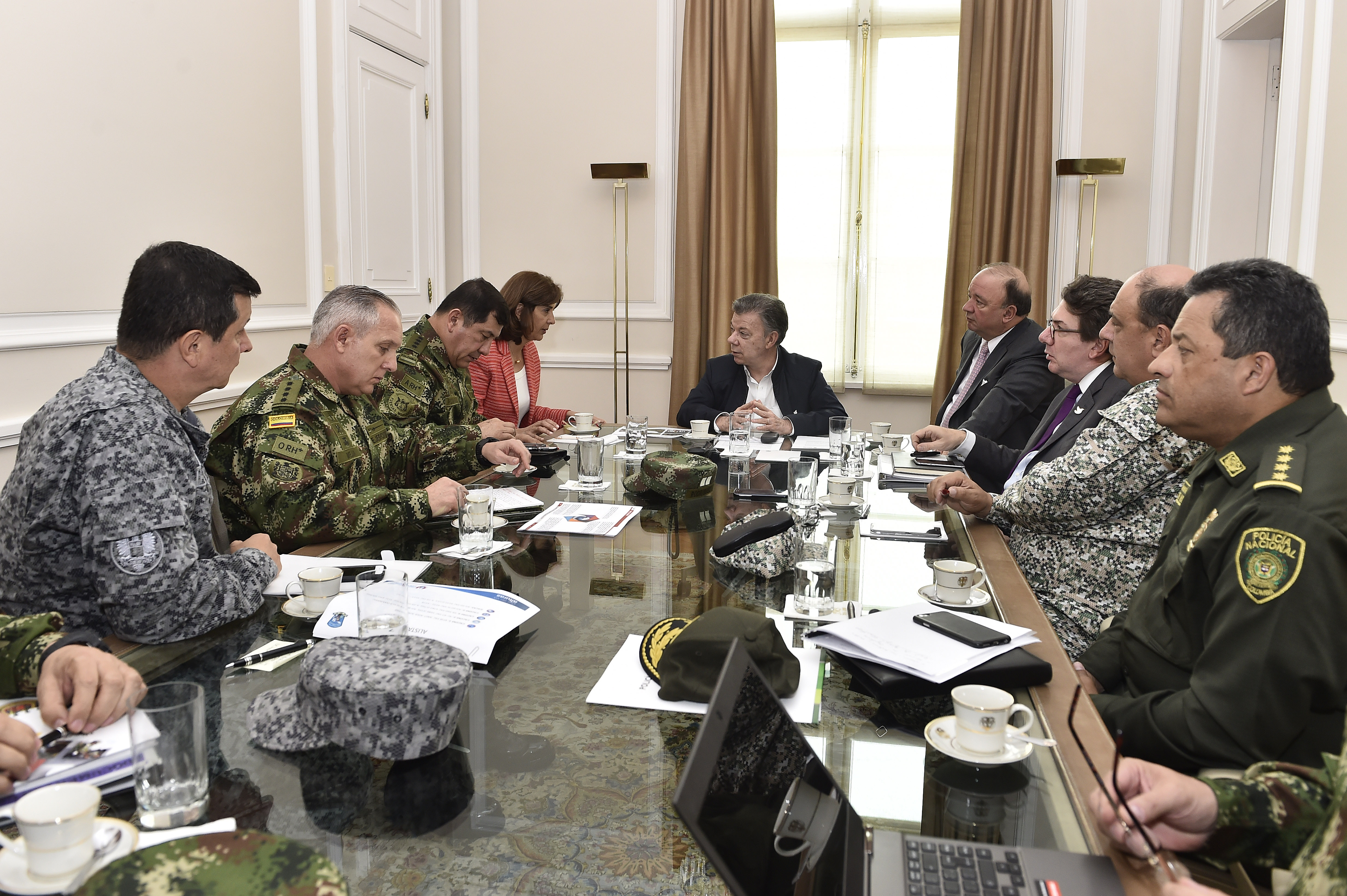 Presidente Santos lidera reunión con la Canciller Holguín, el Ministro de Defensa y la Cúpula Militar y de Policía, en la que se revisa la situación de frontera de Colombia y Venezuela