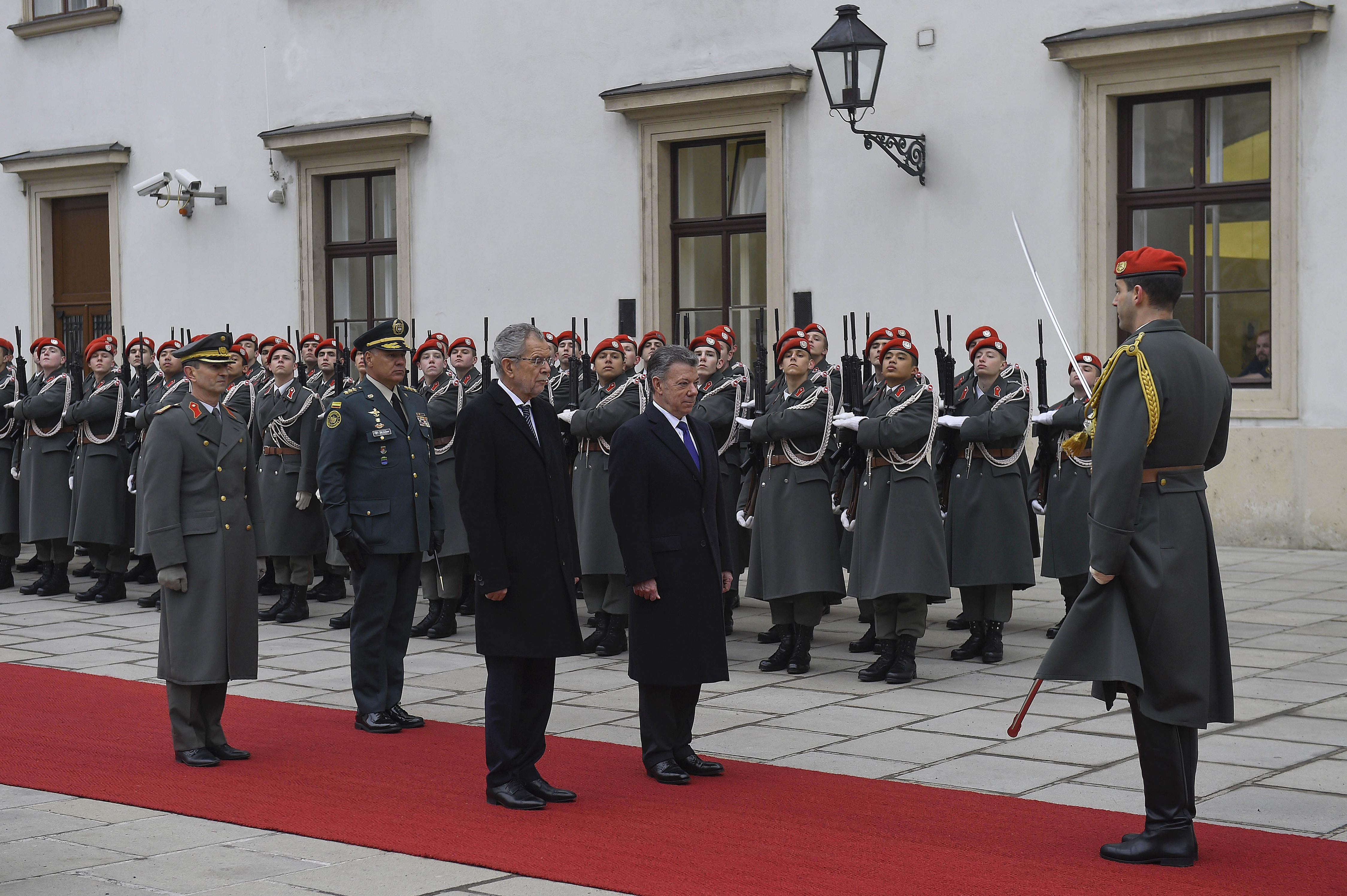 El Presidente Santos fue recibido con honores militares por su homólogo Van der Bellen en el Palacio Imperial Hofburg, en Viena