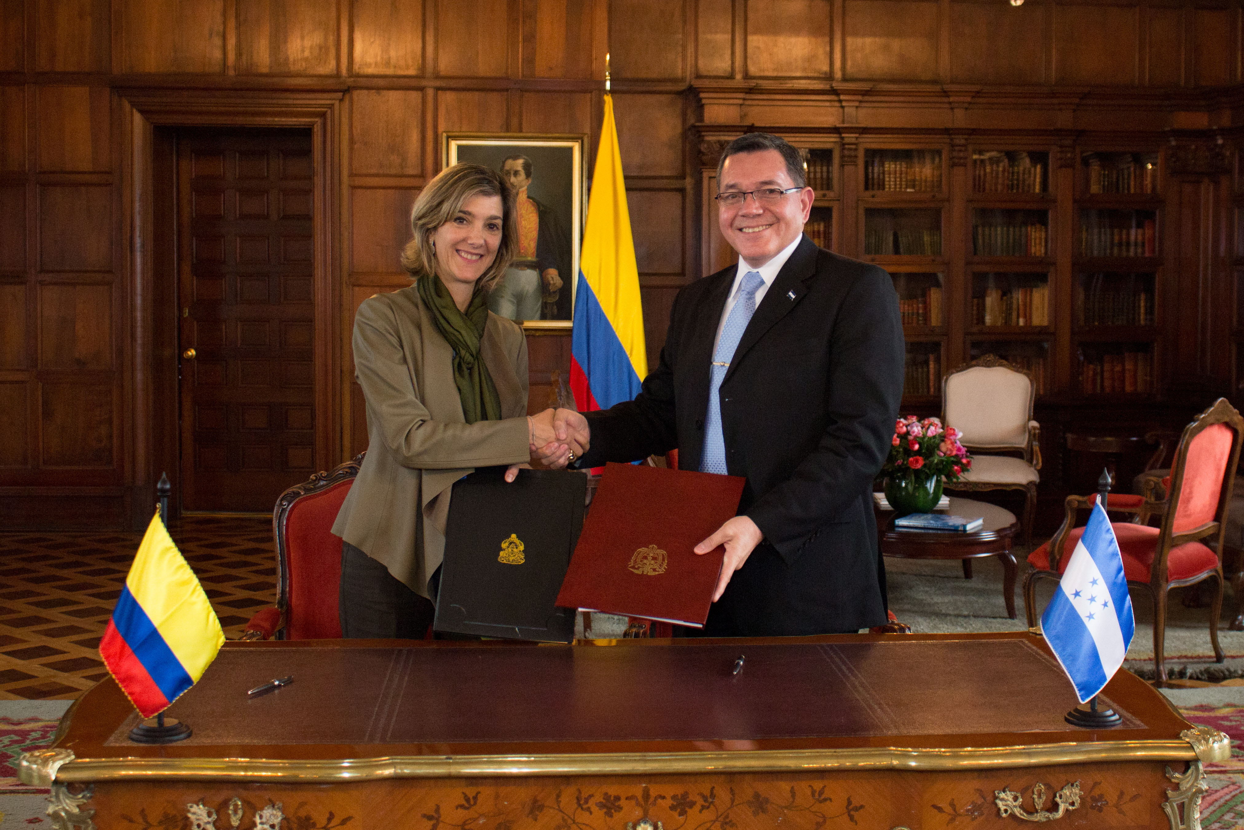 La Viceministra de Relaciones Exteriores, Patti Londoño, y el Subsecretario de Estado para Asuntos de Política Exterior, José Isaías Barahona, realizaron la tercera reunión del Mecanismo Binacional Colombia – Honduras