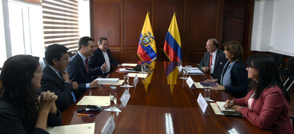 La Ministra de Relaciones Exteriores, María Ángela Holguín y el Ministro de Defensa, Luis Carlos Villegas se reunieron este 19 de enero en Quito con sus homólogos de Ecuador, Guillaume Long, y Ricardo Patiño Aroca.