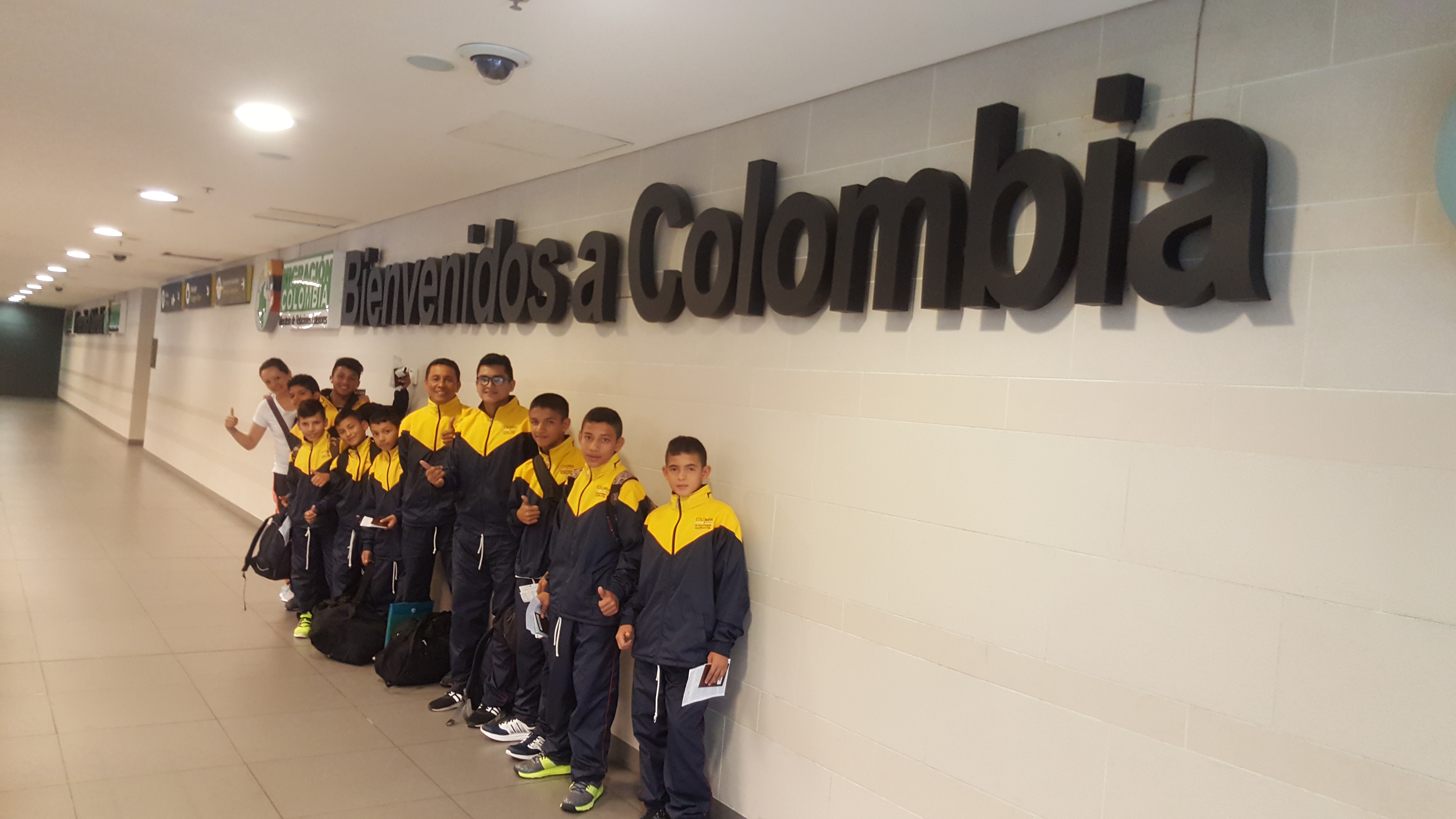 Delegación colombiana a su llegada al Aeropuerto Internacional El Dorado.