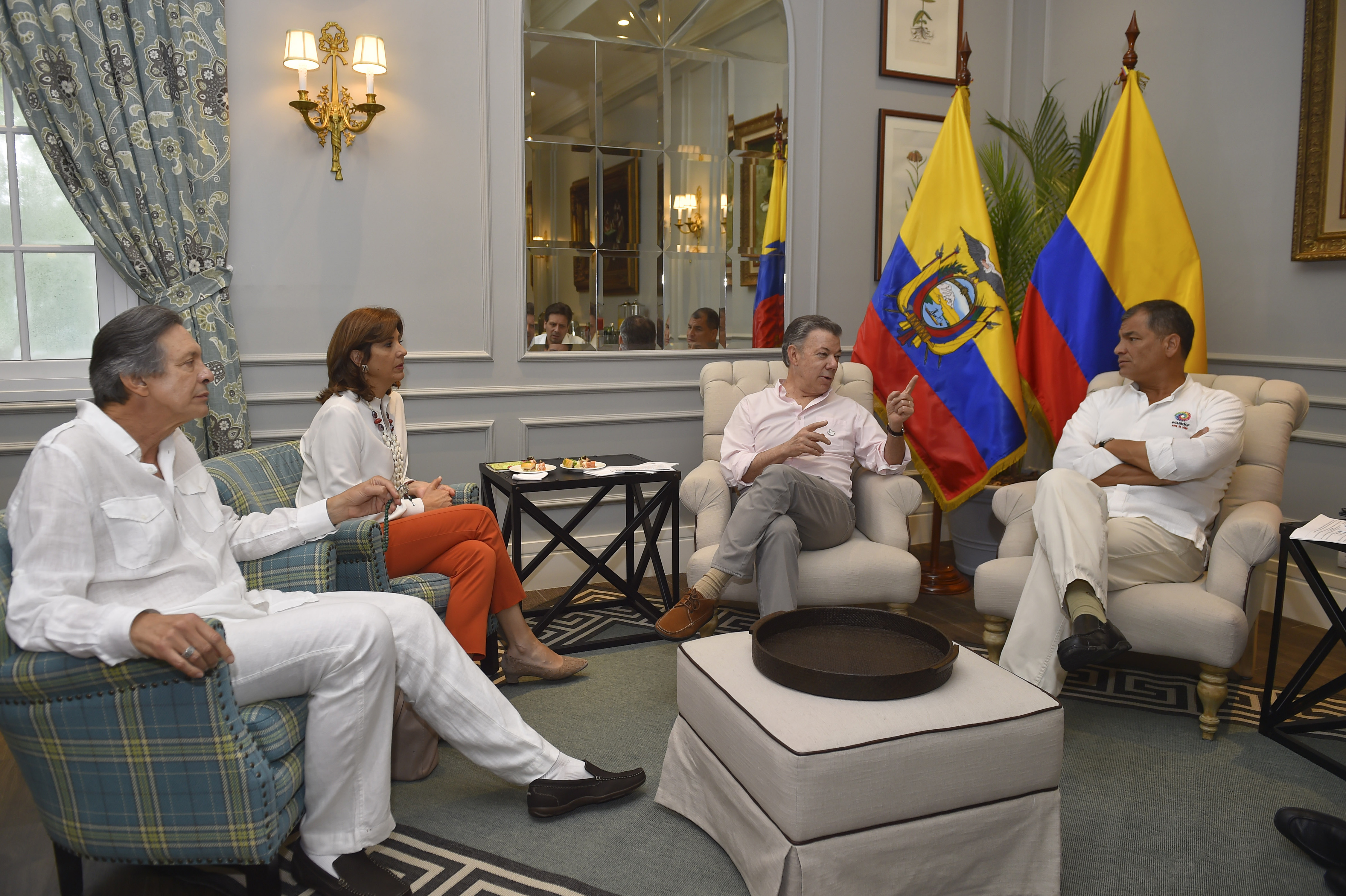 Presidentes Santos y Correa, junto con los Cancilleres de Colombia y Ecuador