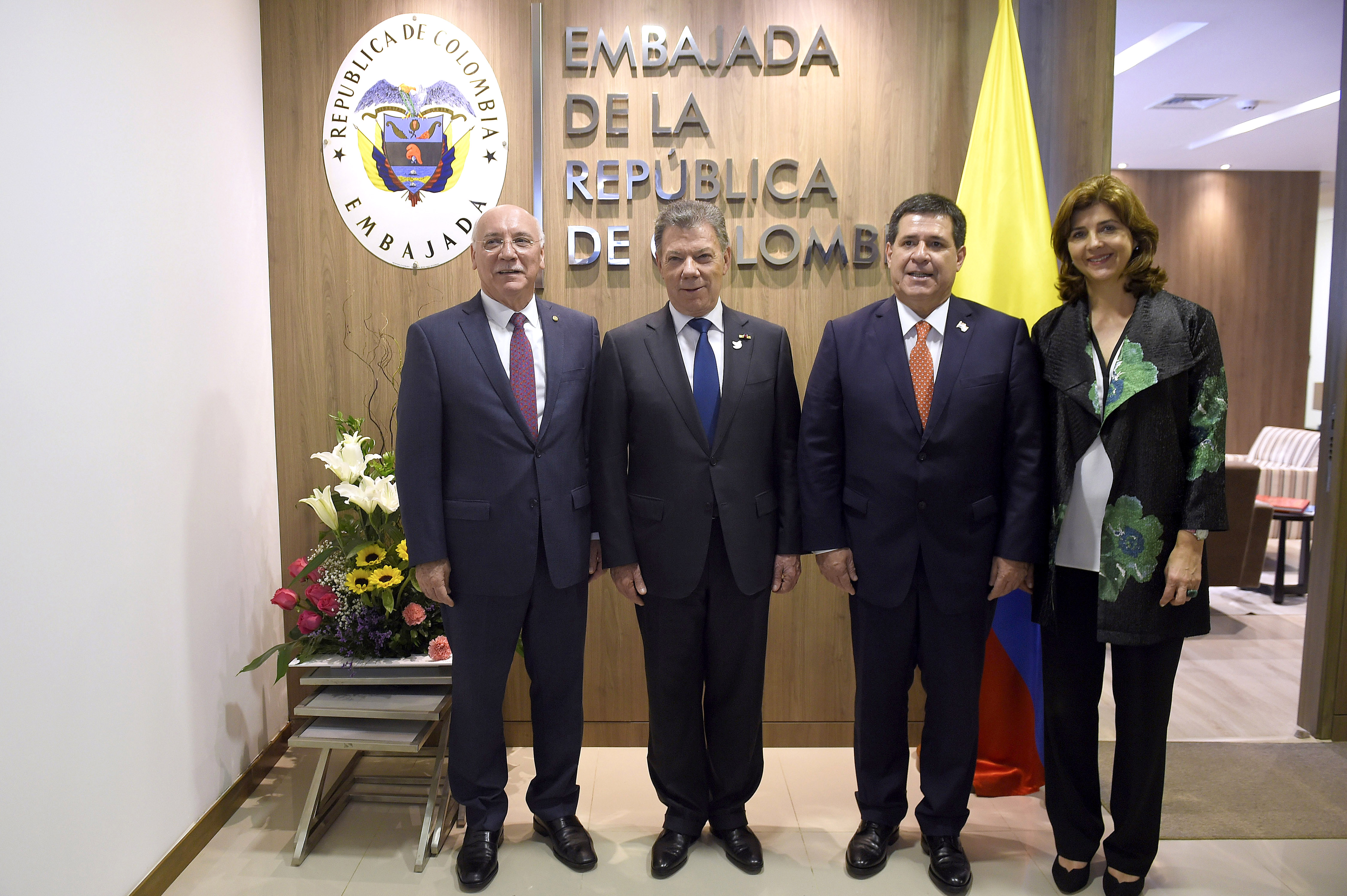 Presidente Santos y Canciller Holguín, en compañía del Jefe de Estado paraguayo, visitaron la Embajada de Colombia 