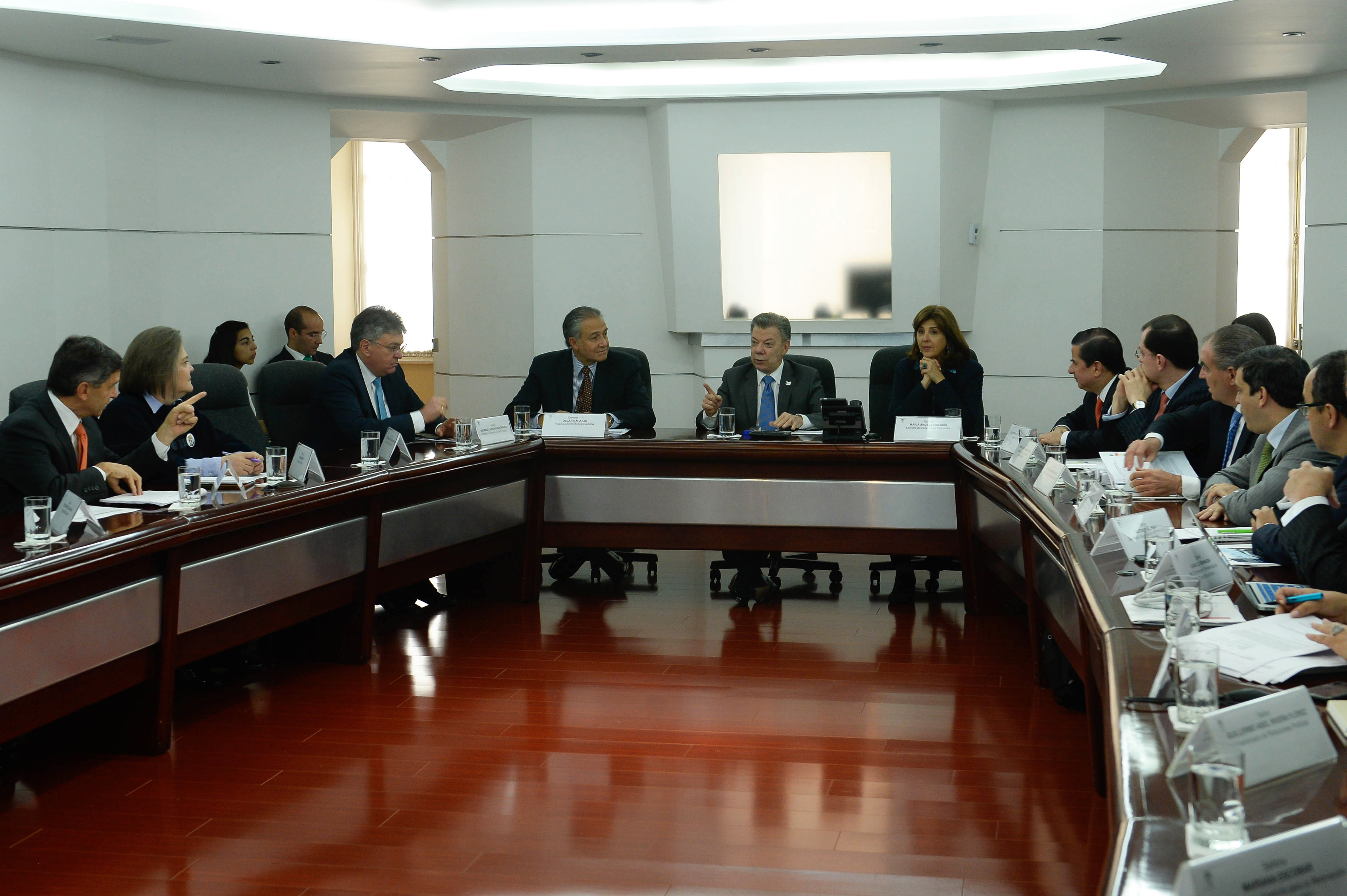 Ministra Holguín asistió a la sesión del Gabinete para el Posconflicto
