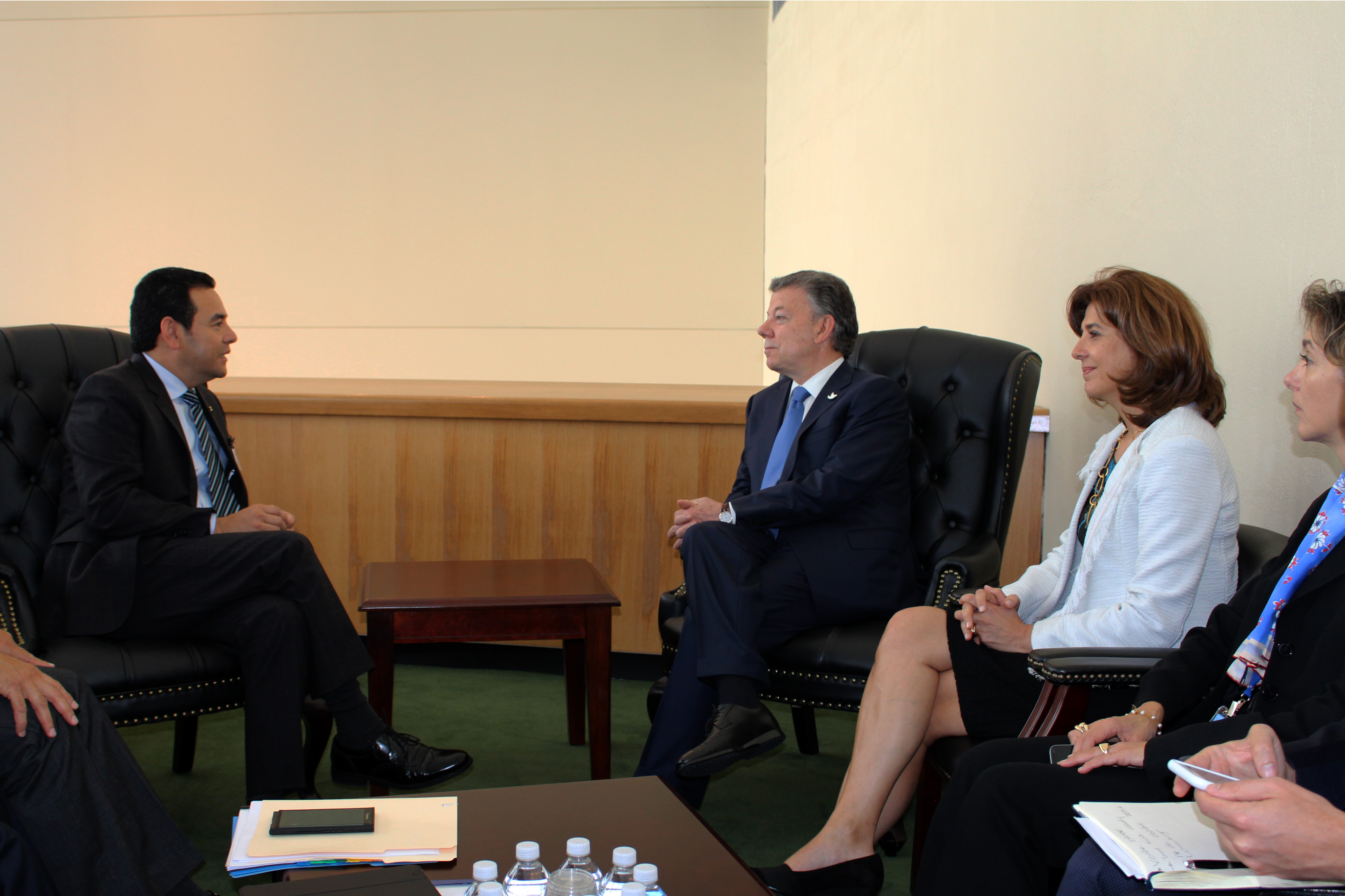 La Canciller Holguín acompañó al Presidente Santos en la reunión bilateral con el Mandatario de Guatemala