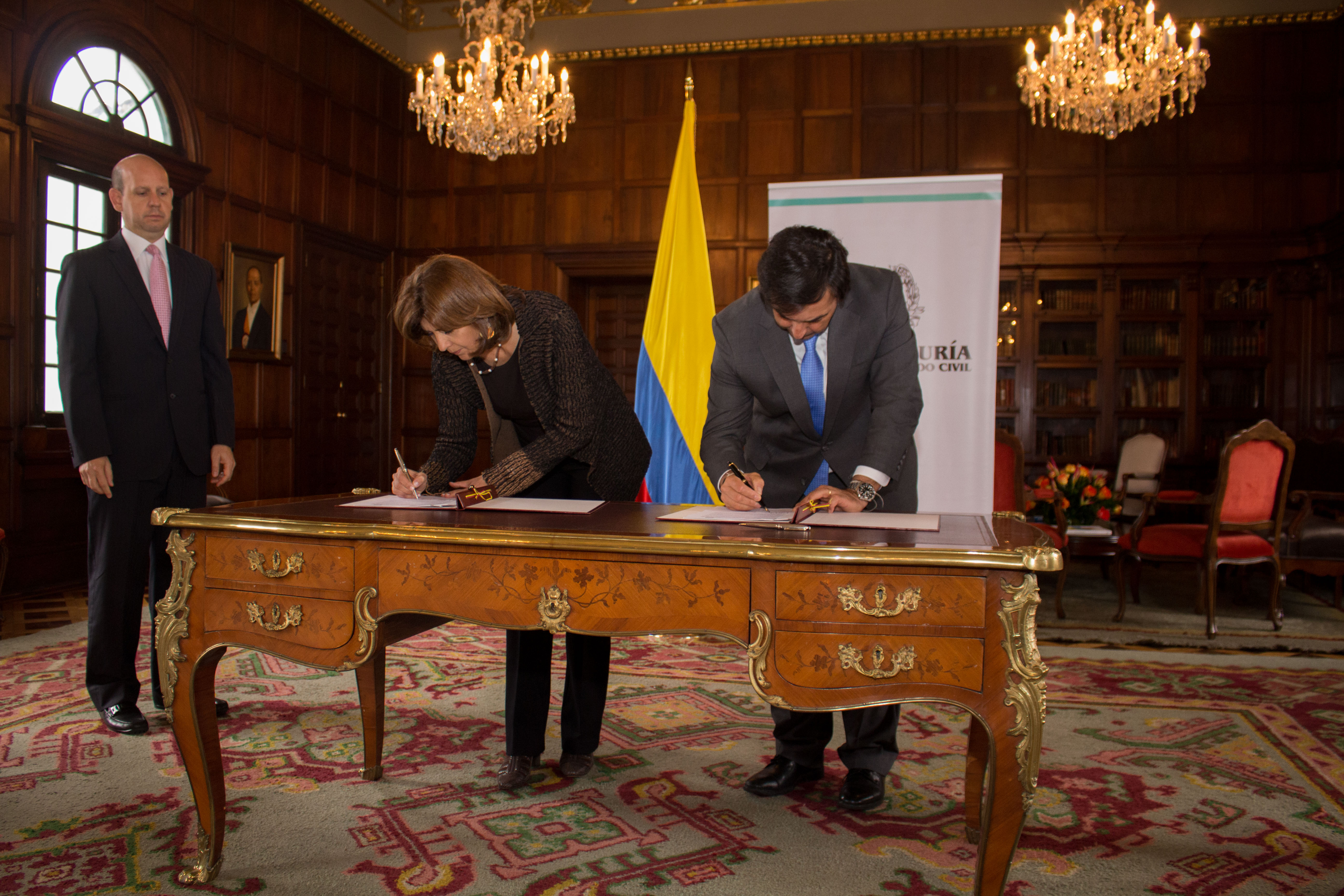 Cancillería y Registraduría suscribieron convenio que permitirá validar identidad de colombianos en la expedición del pasaporte 