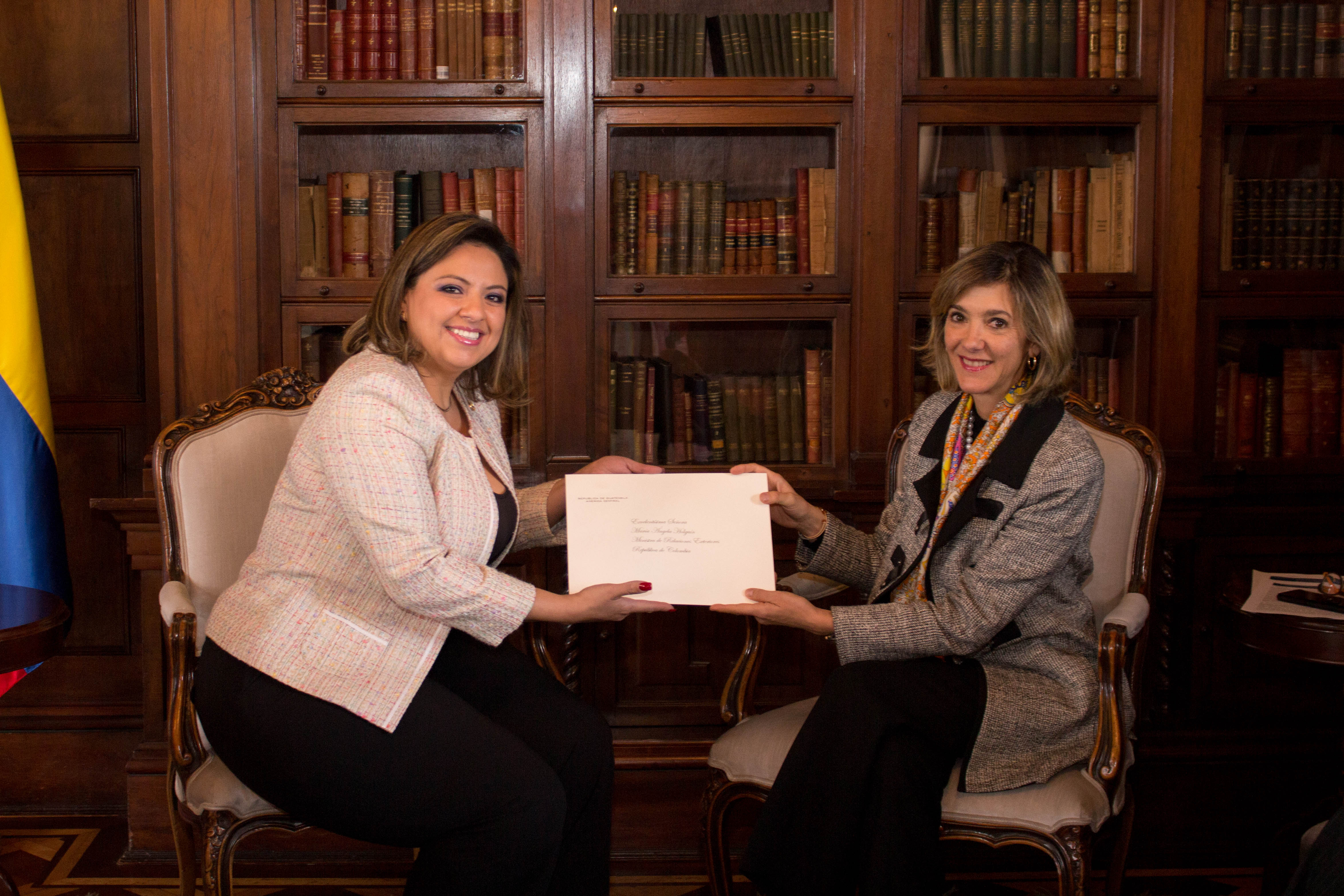 Embajadora de Guatemala en Colombia, Sandra Erica Jovel Polanco, presentó las copias de Cartas Credenciales ante la Ministra de Relaciones Exteriores (e)