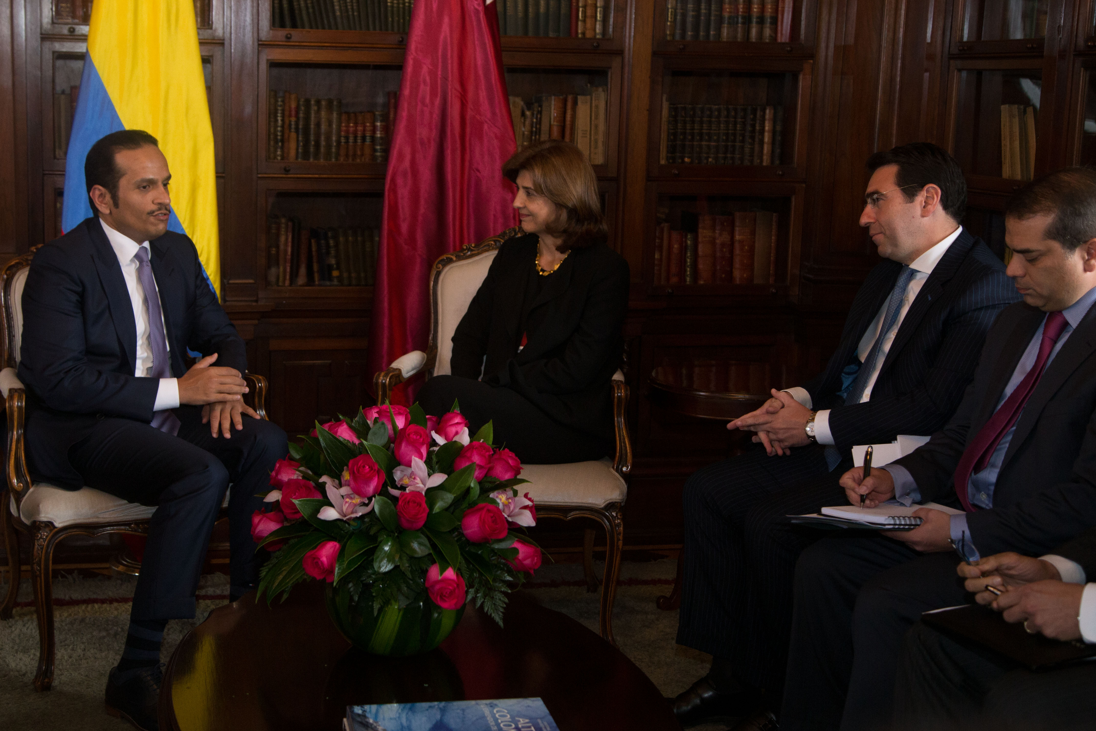 La Ministra de Relaciones Exteriores, María Ángela Holguín, recibió en el Palacio de San Carlos a su homólogo de Qatar, Su Excelencia el Jeque Mohammed bin Abdulrahman bin Jassim Al-Thani, quien está en el país en el marco de la visita oficial del Emir de Qatar a Colombia