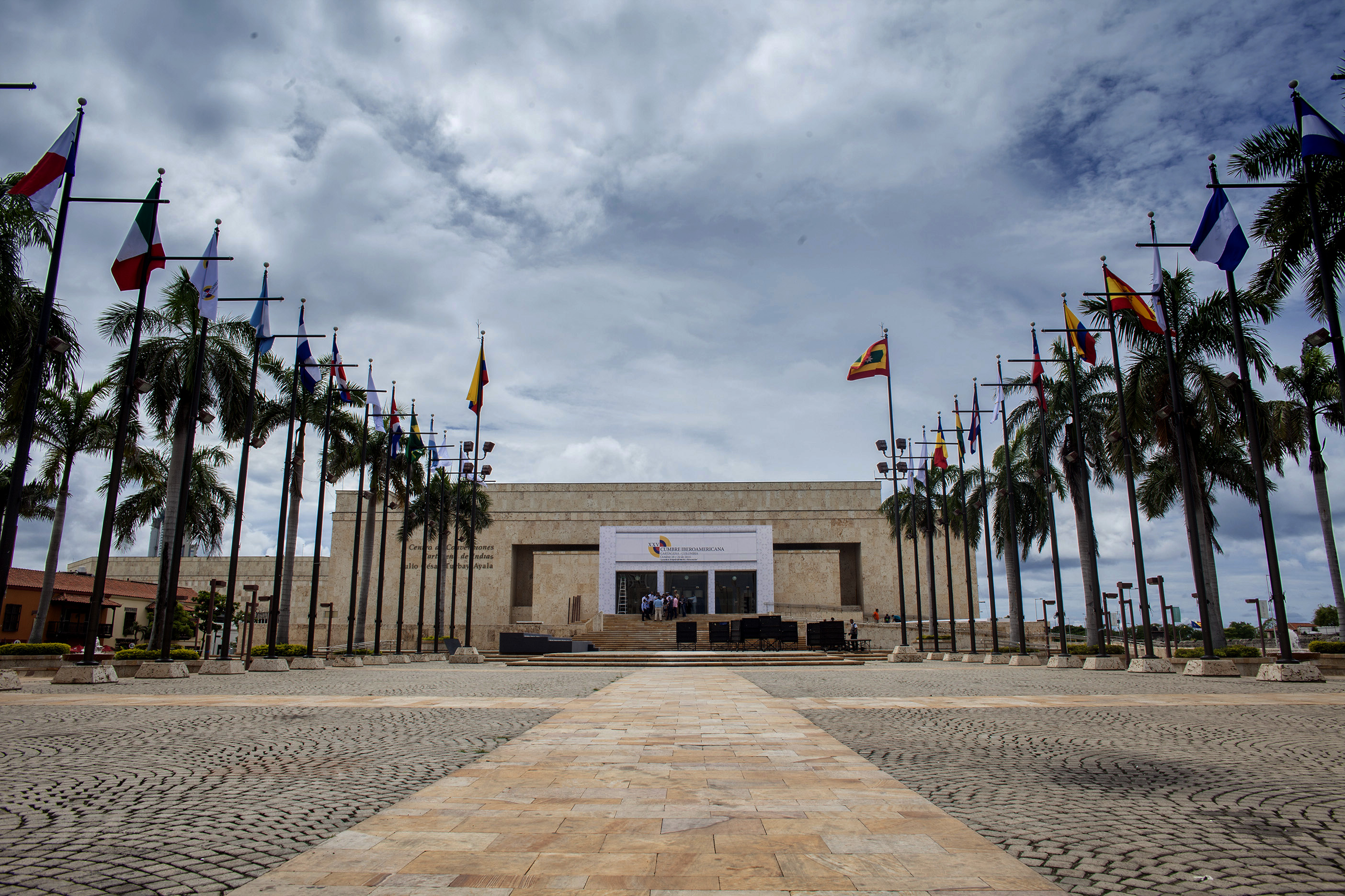 Con ingreso a la explanada de banderas del Centro de Convenciones de Cartagena inicia jornada presidencial de la XXV Cumbre Iberoamericana