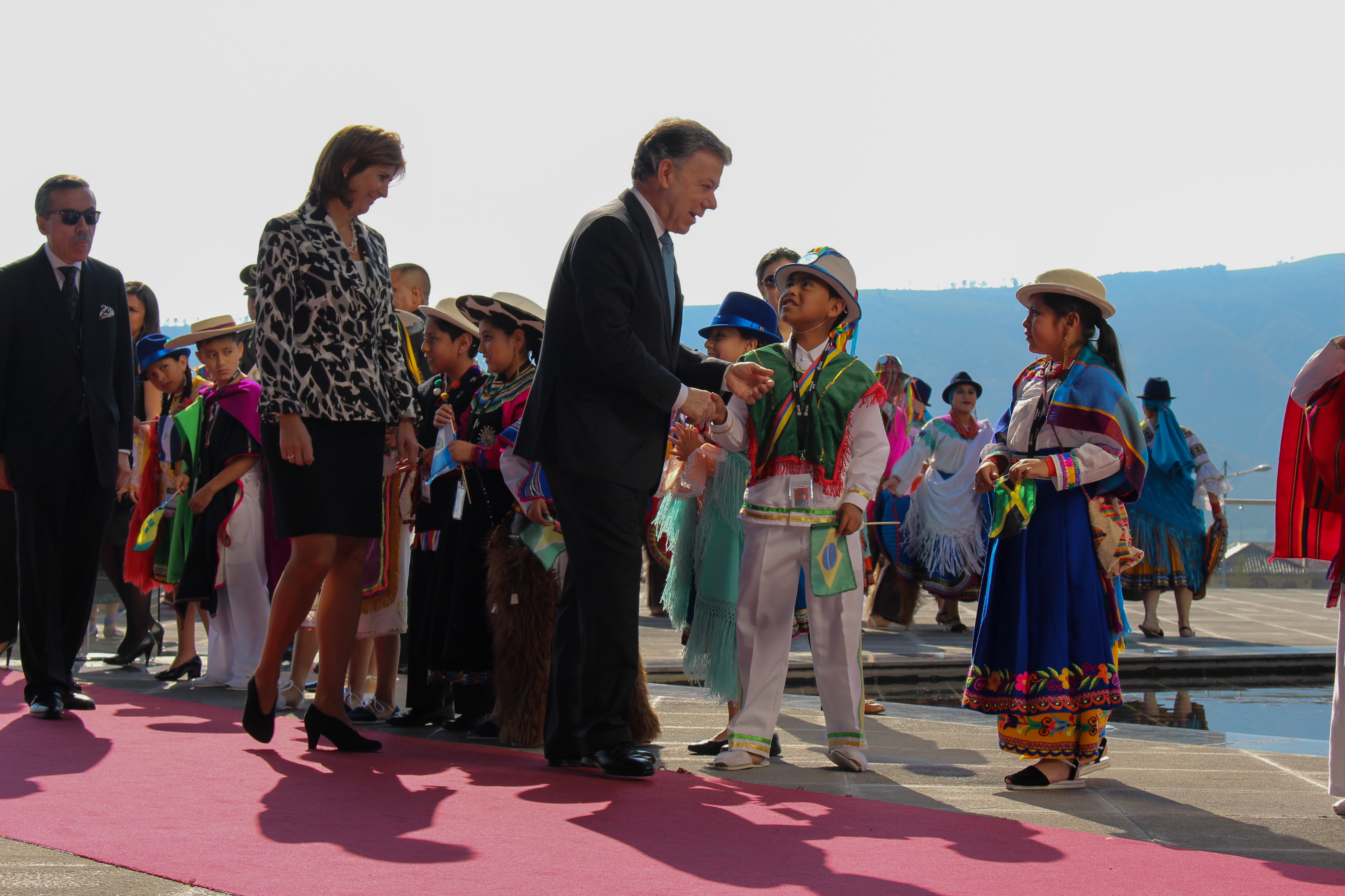 Alt Con bailes tradicionales, fueron recibidos  las Jefas y Jefes de Estado y de Gobierno de América Latina y el Caribe, que se reunieron en Quito (Ecuador), con ocasión de la IV Cumbre de la CELAC