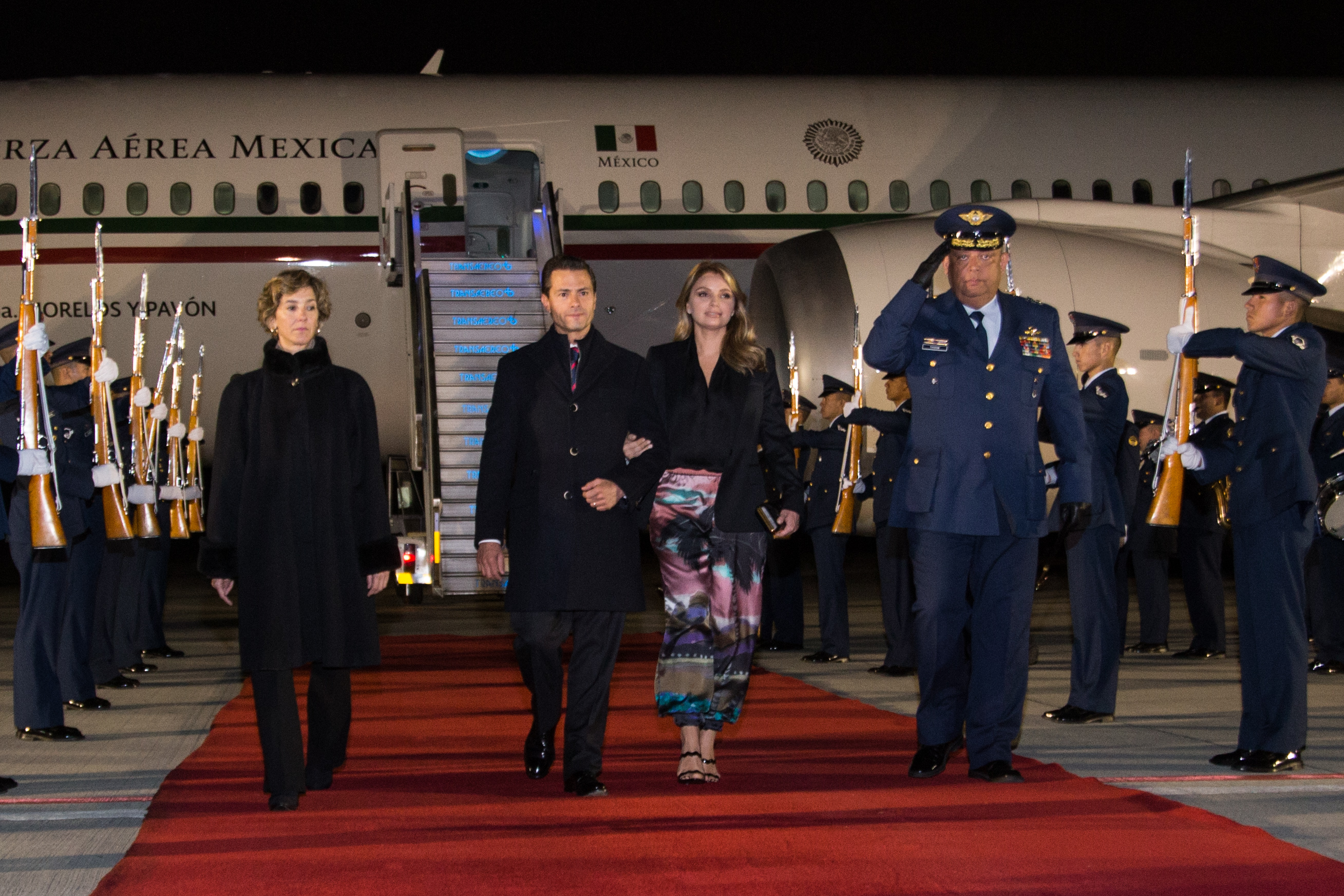A la 1:00 am aterrizó en la Base Militar de Catam el Presidente de México Enrique Peña Nieto, quien fue recibido por la Viceministra de Relaciones Exteriores Patti Londoño.