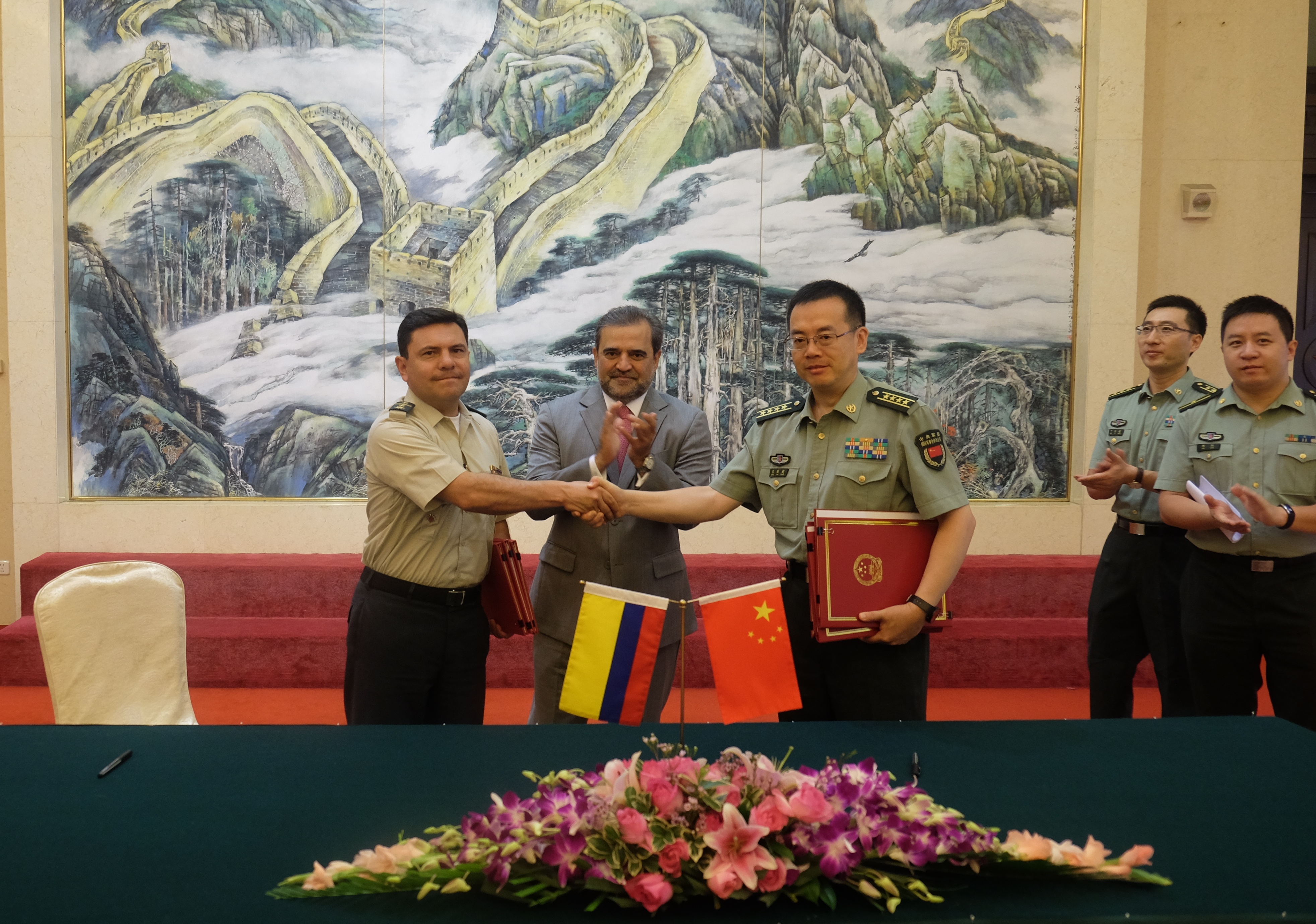 Embajador Óscar Rueda participó en la firma de los acuerdos y protocolos de asistencia militar entre Colombia y China