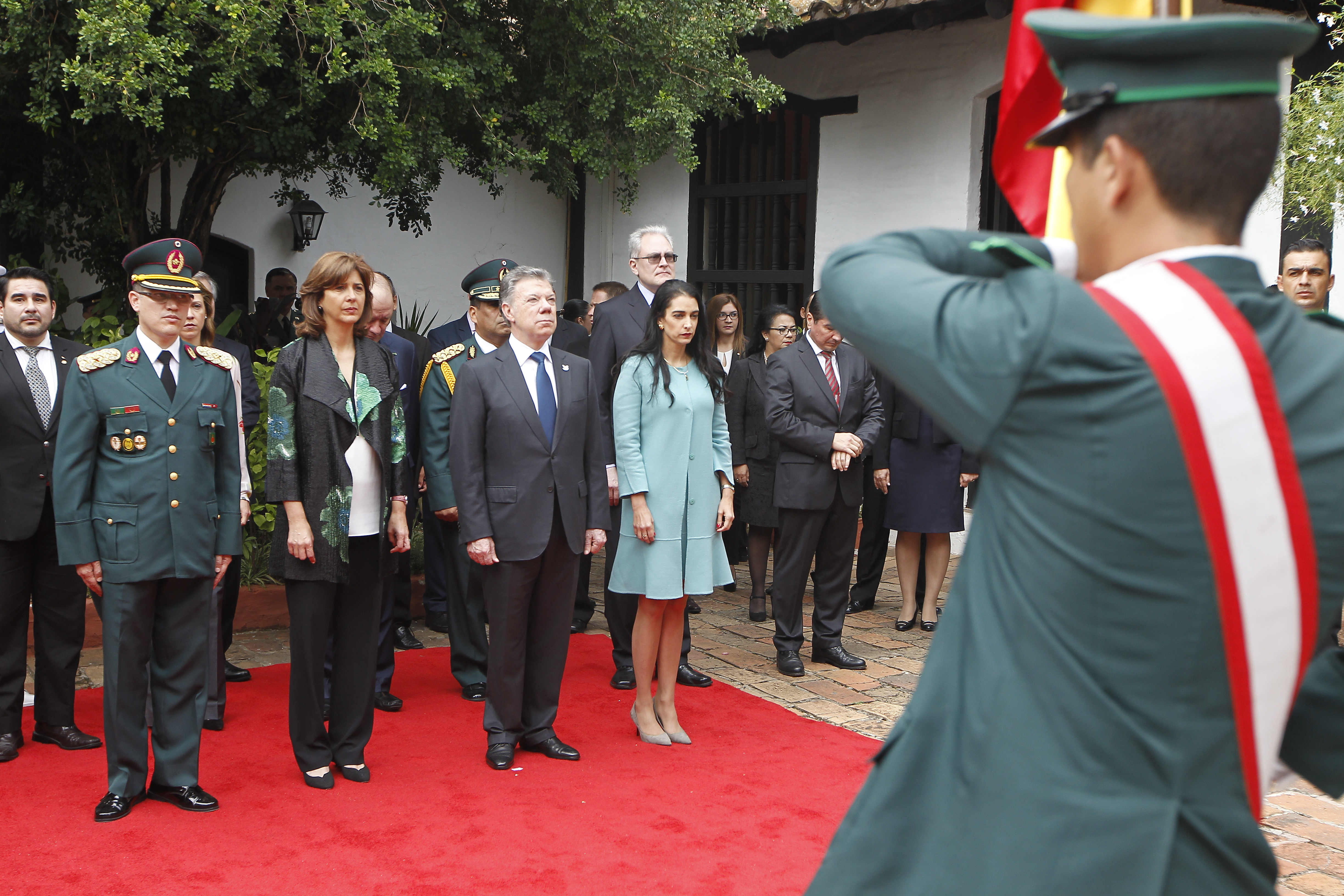 Con ofrenda floral en honor de los próceres de Paraguay, Presidente Santos y Canciller Holguín inician la agenda de la visita oficial en Asunción