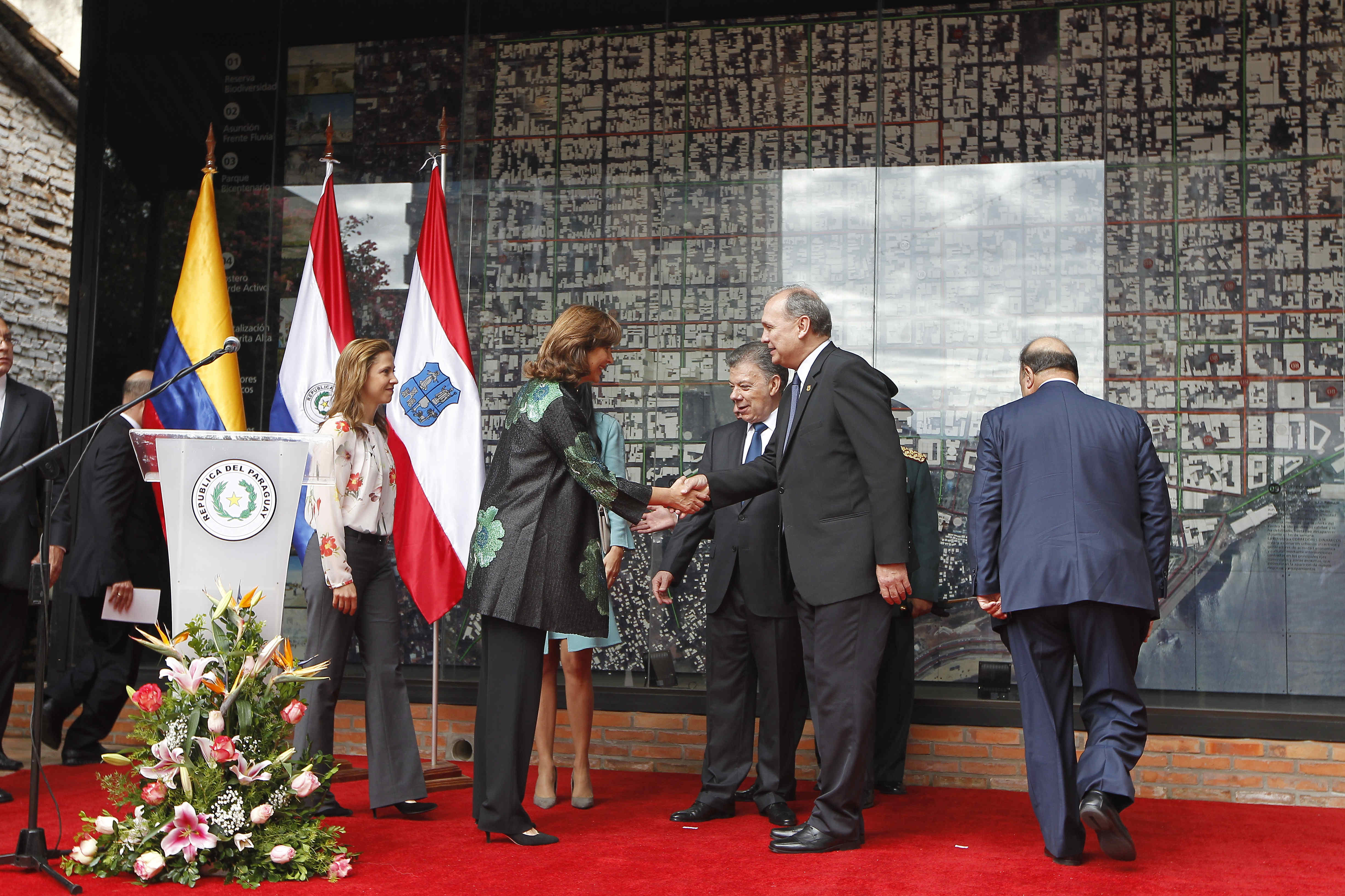 Presidente Juan Manuel Santos recibió las llaves de la ciudad de Asunción; Canciller María Ángela Holguín participó en el acto