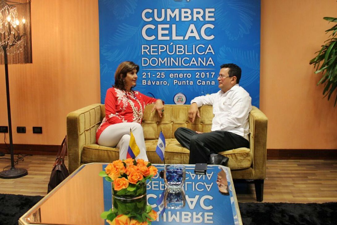 La Ministra de Relaciones Exteriores, María Ángela Holguín, sostuvo una reunión bilateral con su homólogo de El Salvador, Hugo Martínez, en el marco de la V Cumbre de la Comunidad de Estados Latinoamericanos y Caribeños (Celac), que se inició este martes.