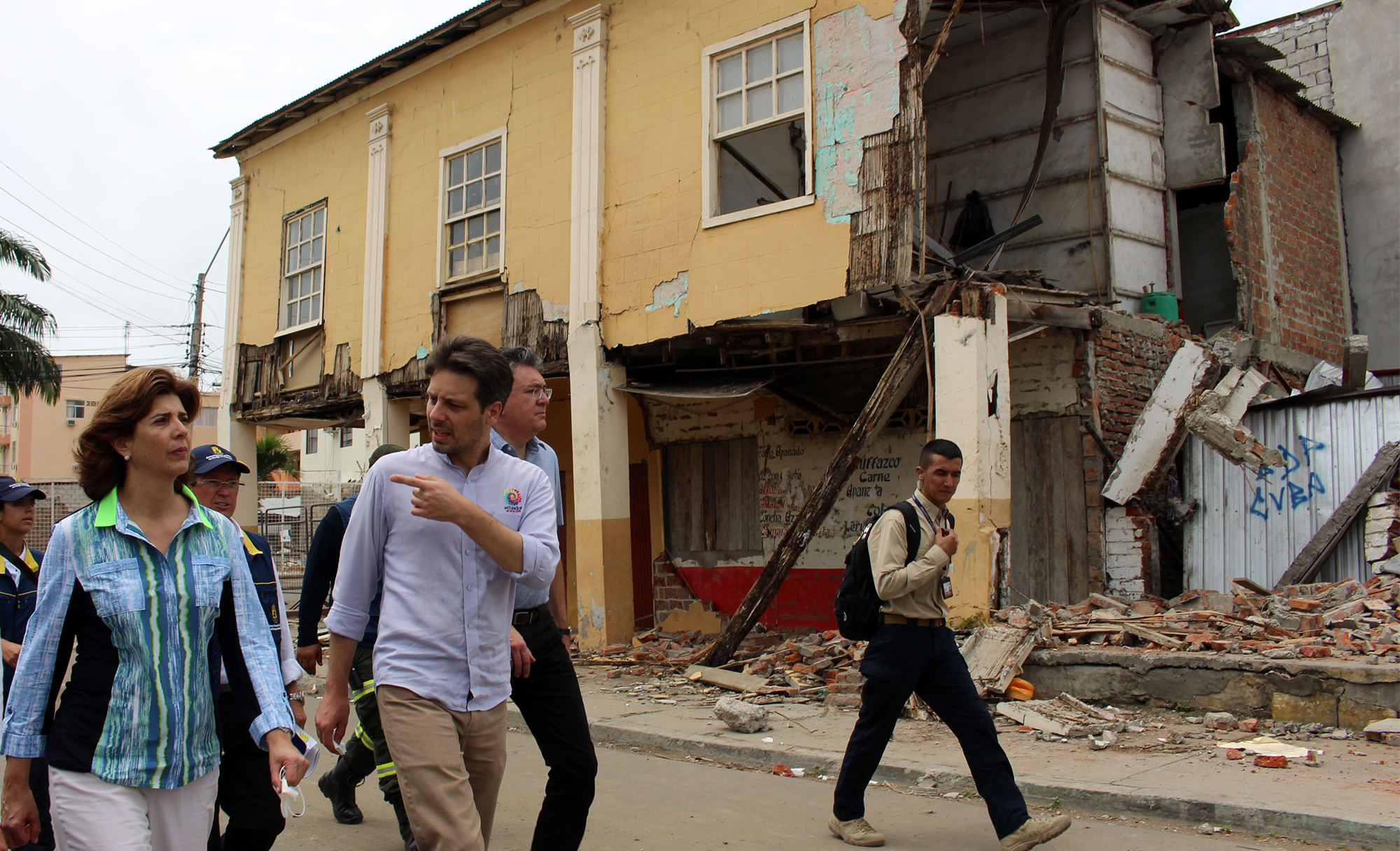 Ministra de Relaciones Exteriores recorrió una de las áreas más afectadas por el terremoto en Ecuador