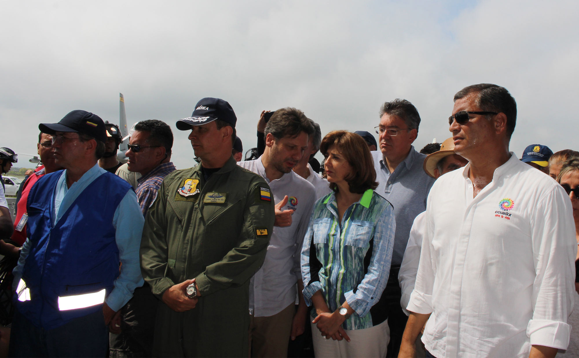 El Mandatario colombiano, Juan Manuel Santos, y la Canciller Holguín fueron recibidos en la Base Aérea por el Presidente ecuatoriano, Rafael Correa