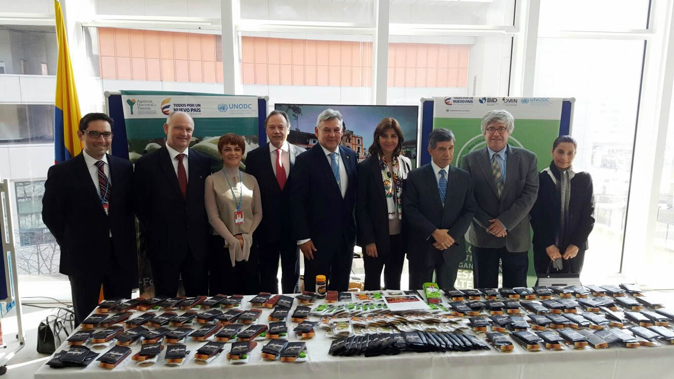 Canciller Holguín y Alto Consejero para el Posconflicto, Rafael Pardo Rueda, visitaron el stand de productos colombianos de desarrollo alternativo