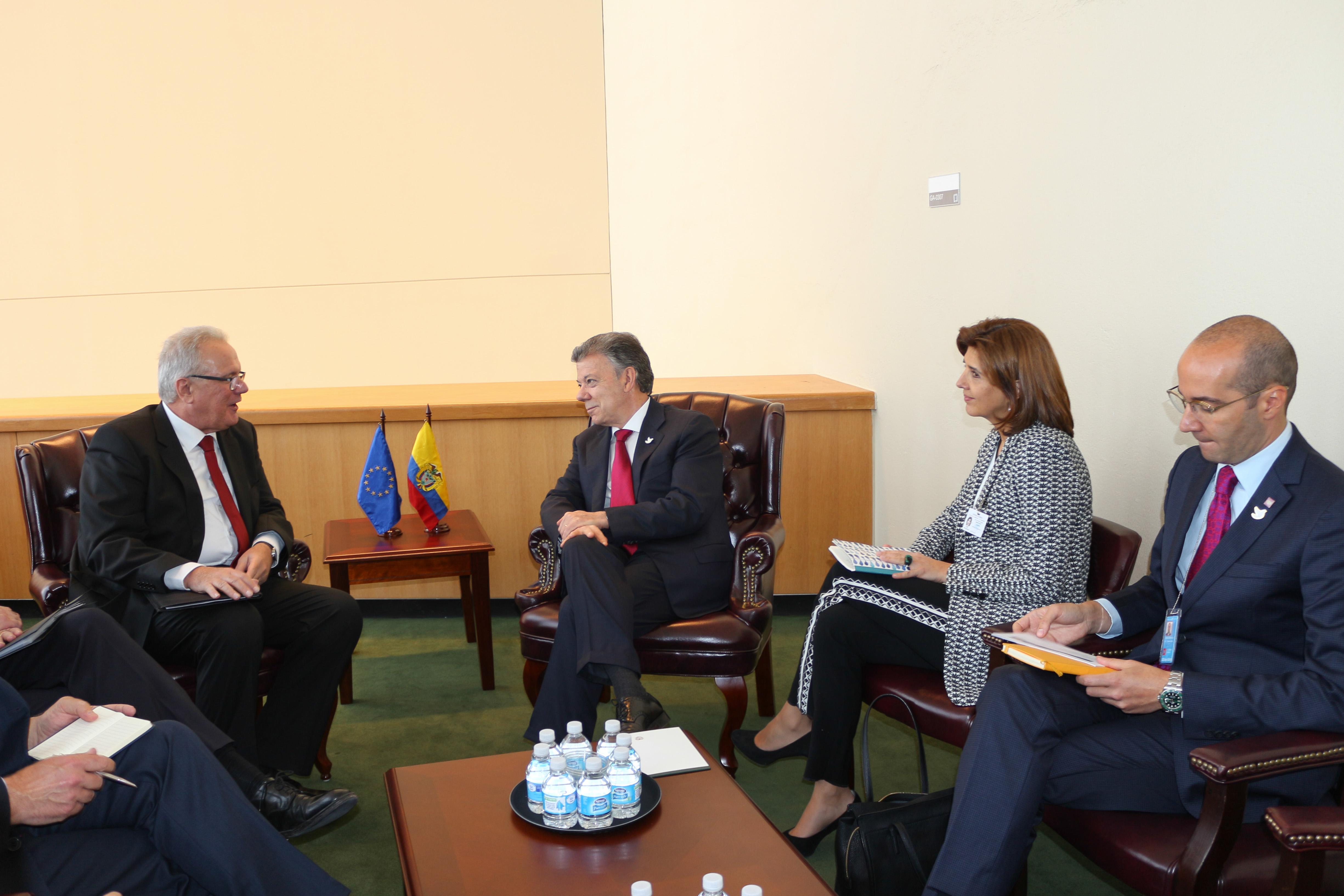 Canciller María Ángela Holguín y Presidente Juan Manuel Santos se reunieron con el Comisario de Desarrollo y Cooperación Internacional de la Unión Europea