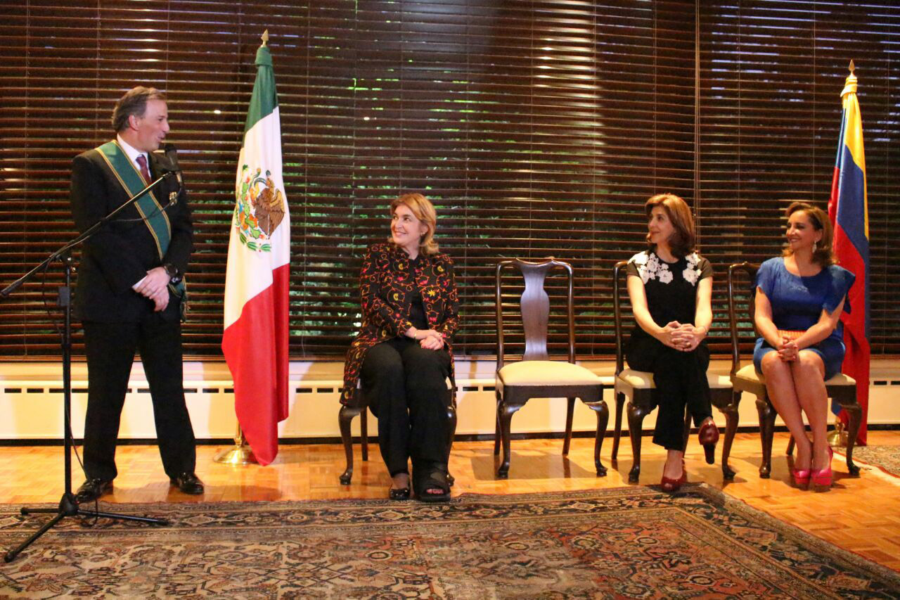 José Antonio Meade Kuribreña le agradeció a la Canciller María Ángela Holguín por la condecoración