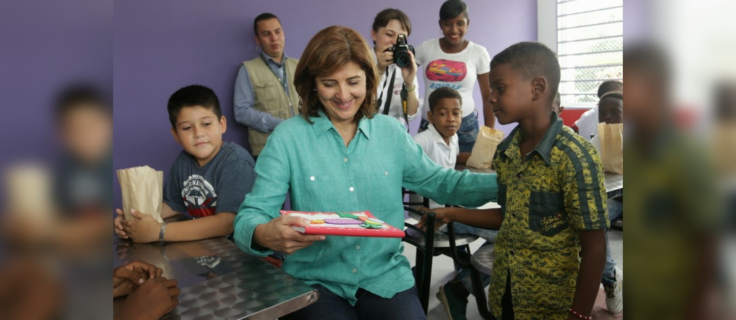 Ministra Holguín comparte con los niños beneficiados de la Casa Lúdica inaugurada en Tumaco