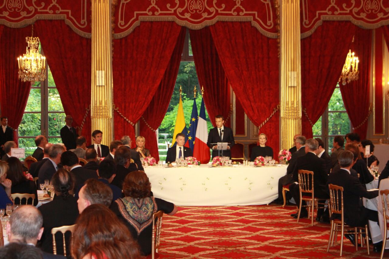 Delegación colombiana asistió a la cena ofrecida por el mandatario Emmanuel Macron a Presidente Santos