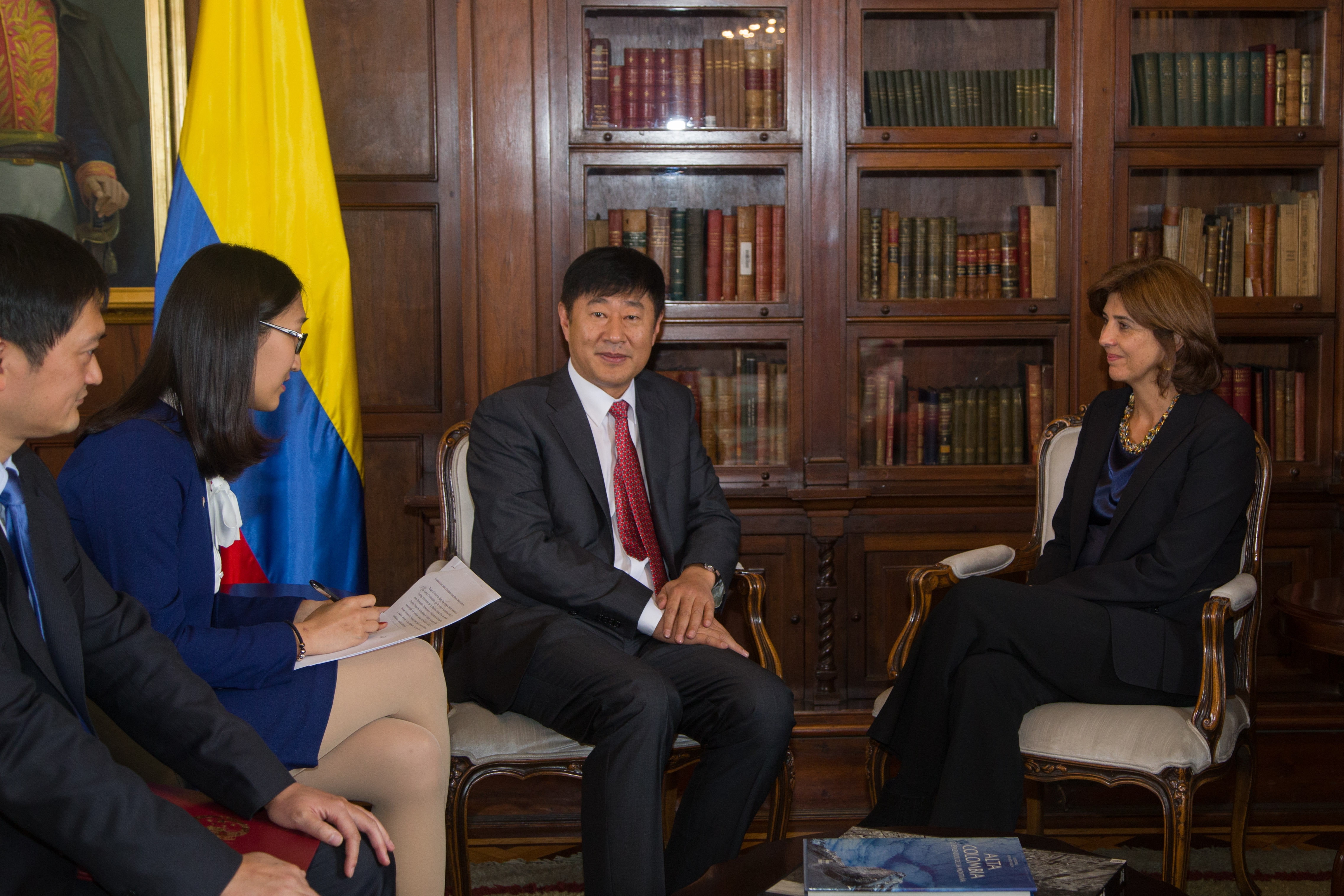 Canciller Holguín recibió copias de Cartas Credenciales del nuevo Embajador de China en Colombia