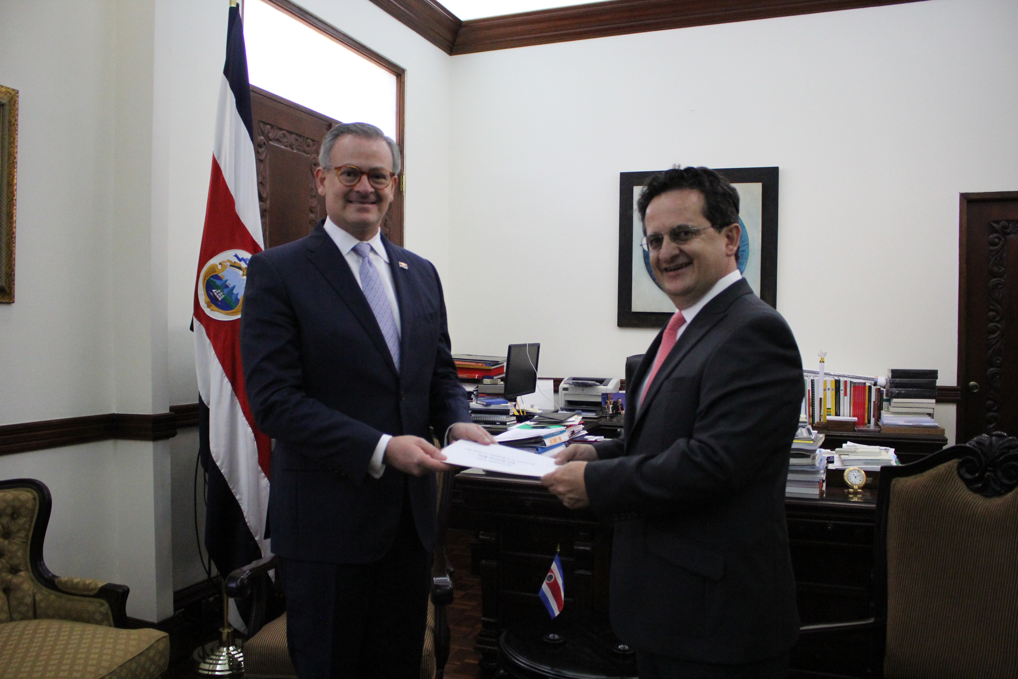 Embajador de Colombia en Costa Rica, Ricardo Lozano Forero, presentó copias de cartas credenciales al Ministro de Relaciones Exteriores, Manuel A. González Sanz