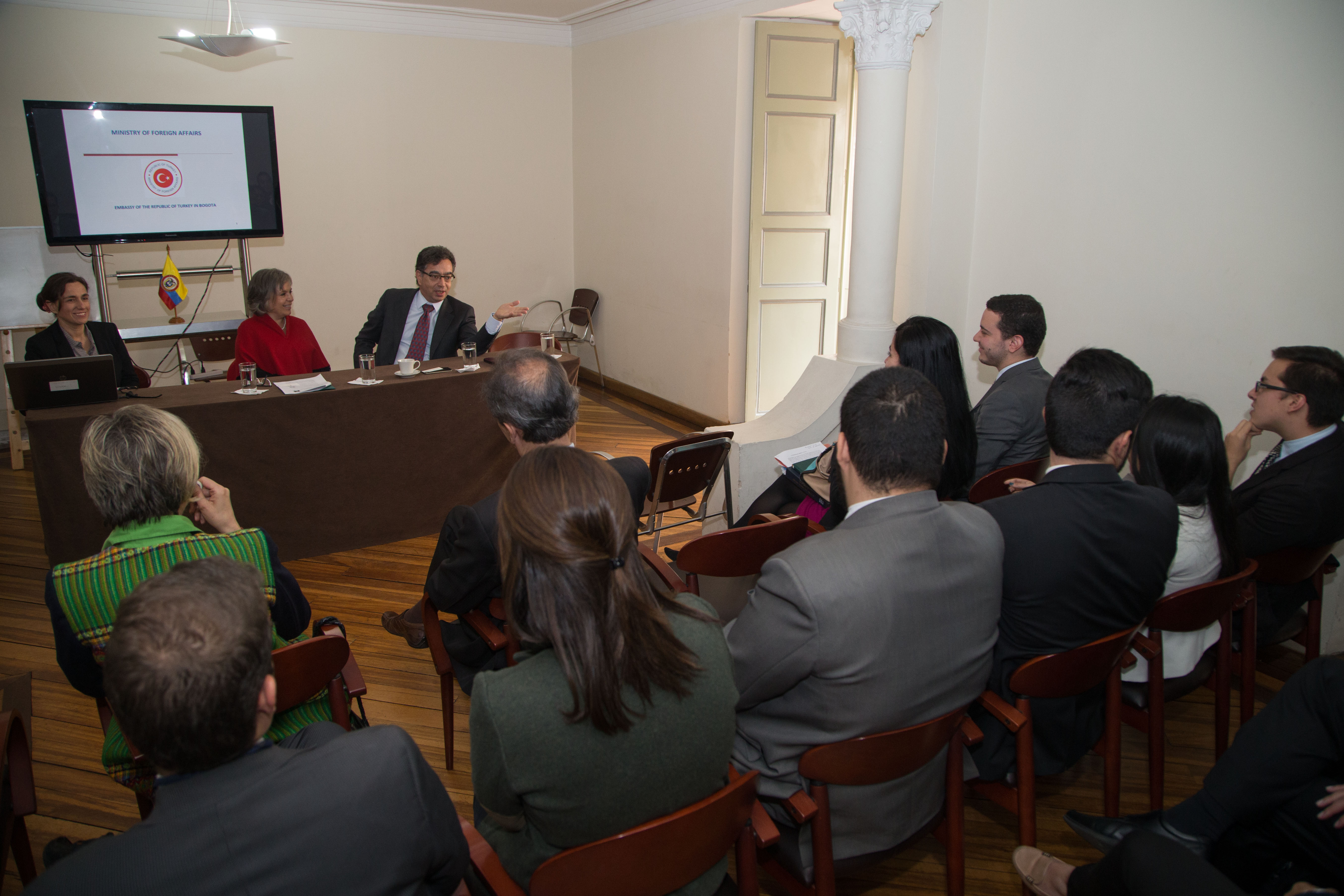 El Embajador de la República de Turquía en Colombia explicó el funcionamiento de la Carrera Diplomática en su país, a los alumnos de la Academia Diplomática. 