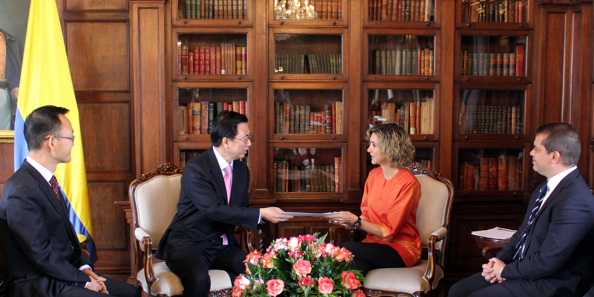 Nuevo Embajador de Corea en Colombia entregó copias de cartas credenciales en la Cancillería