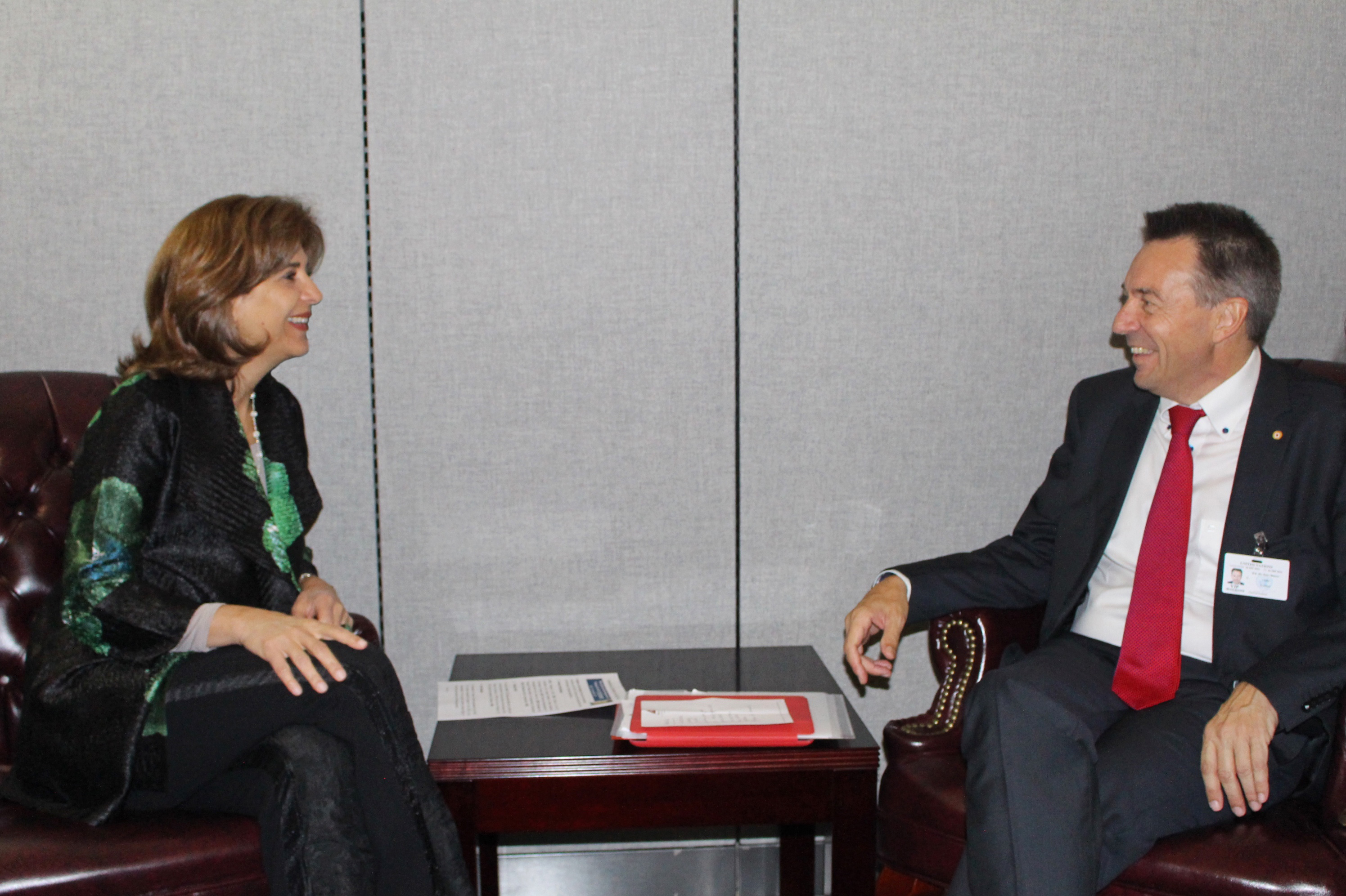 Canciller Holguín se reunió con el Presidente del Comité Internacional de la Cruz Roja